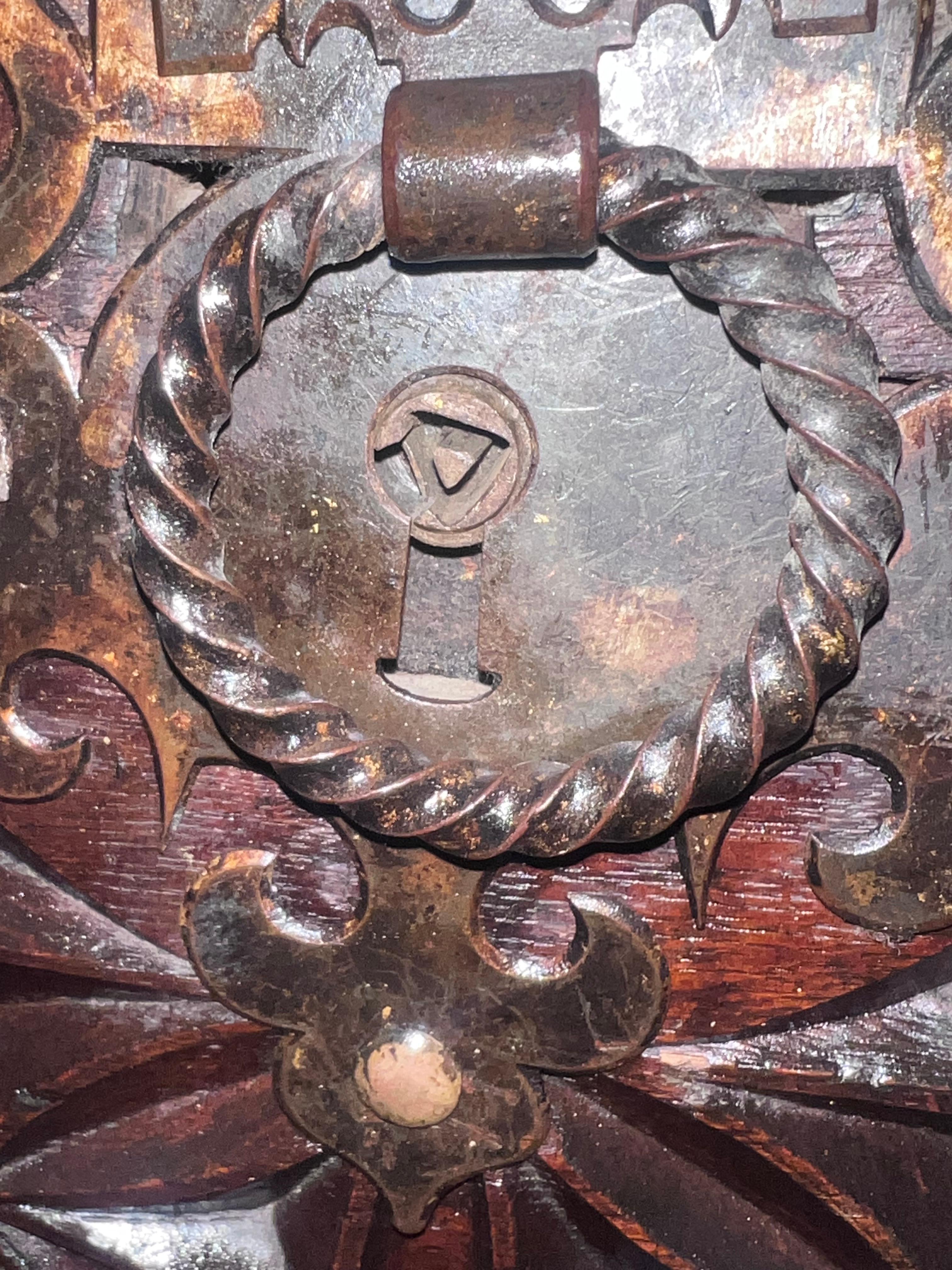 Baúl Cassone Italiano Tallado del Siglo XIX con Herrajes Originales, Década de 1890 en venta 6