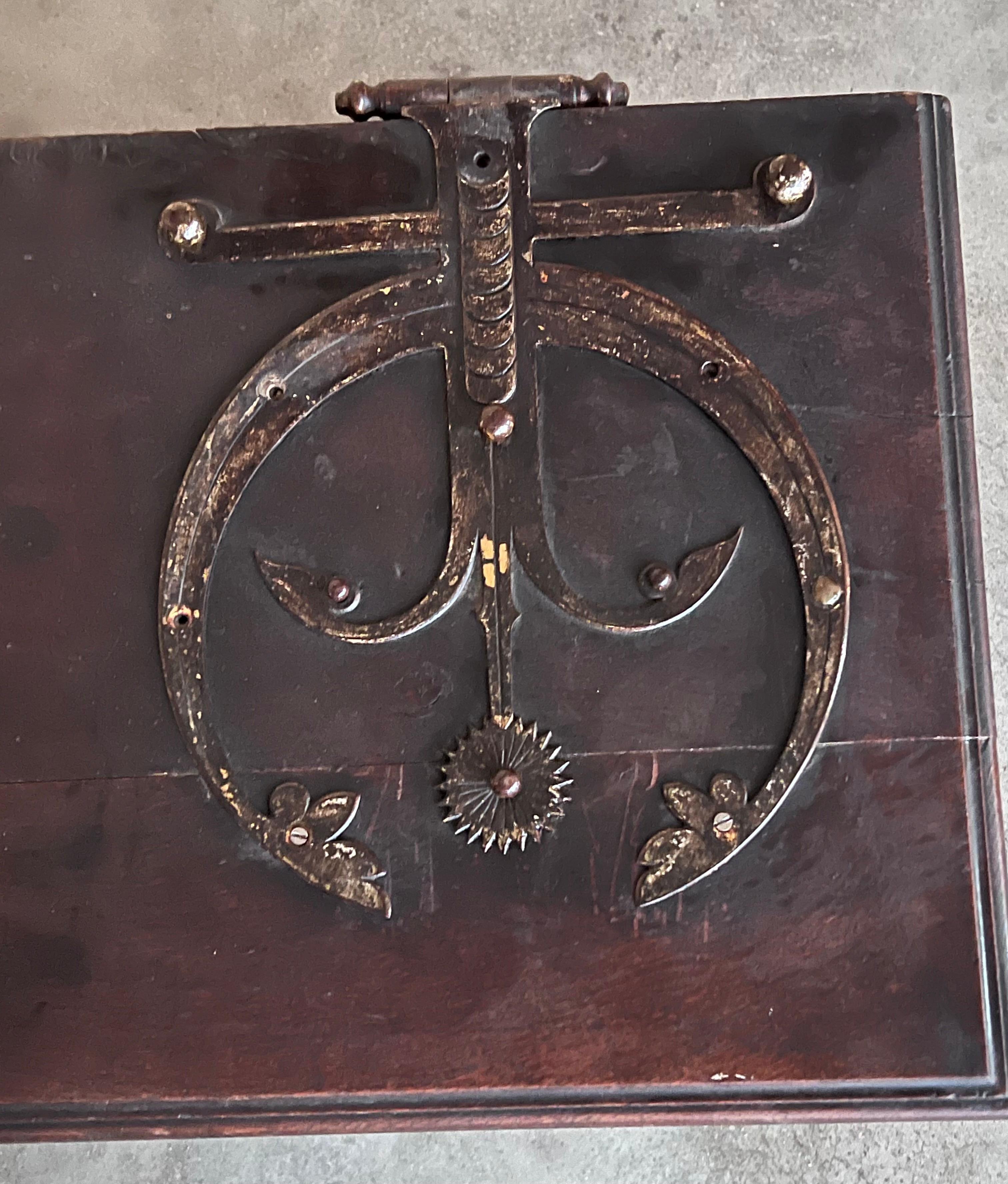 Baúl Cassone Italiano Tallado del Siglo XIX con Herrajes Originales, Década de 1890 en venta 7