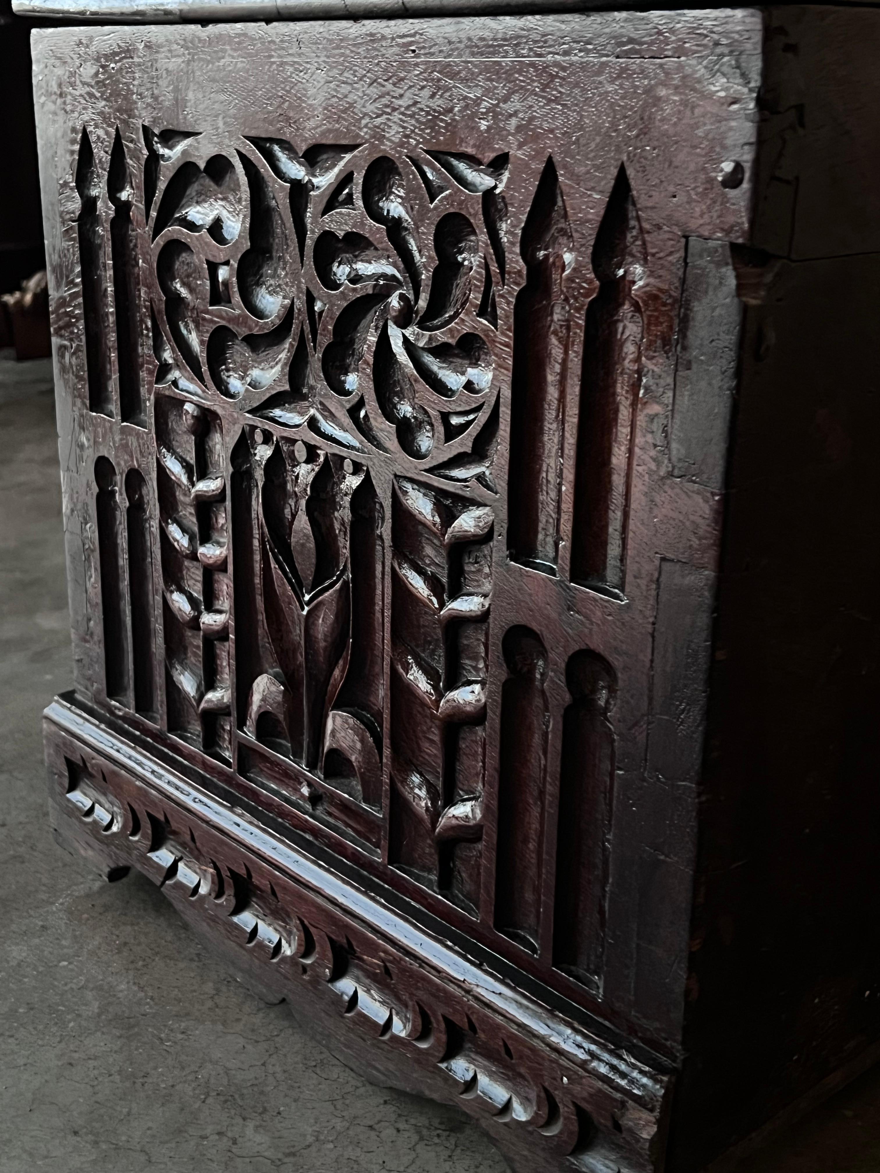 Baúl Cassone Italiano Tallado del Siglo XIX con Herrajes Originales, Década de 1890 en venta 8