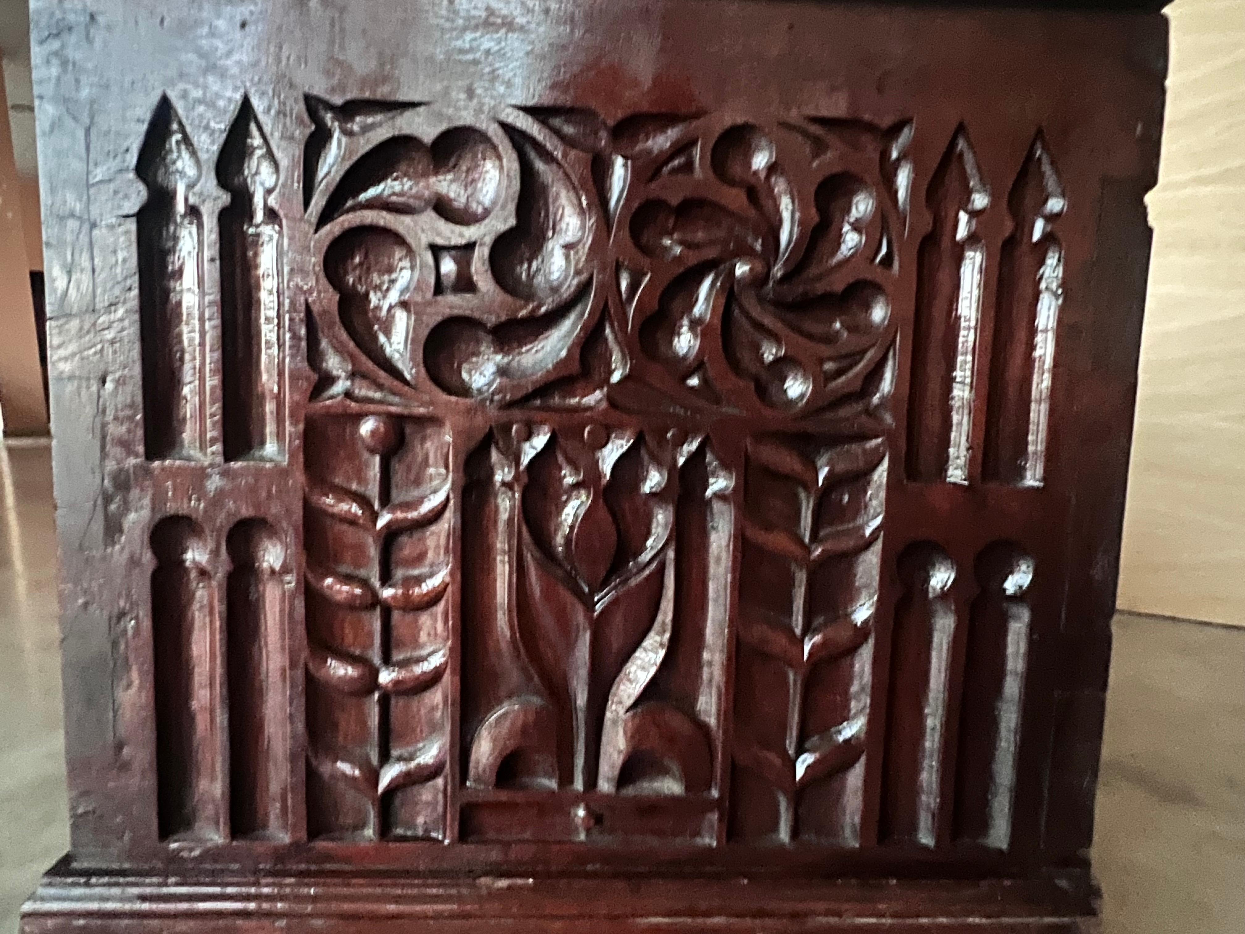 Baúl Cassone Italiano Tallado del Siglo XIX con Herrajes Originales, Década de 1890 en venta 9