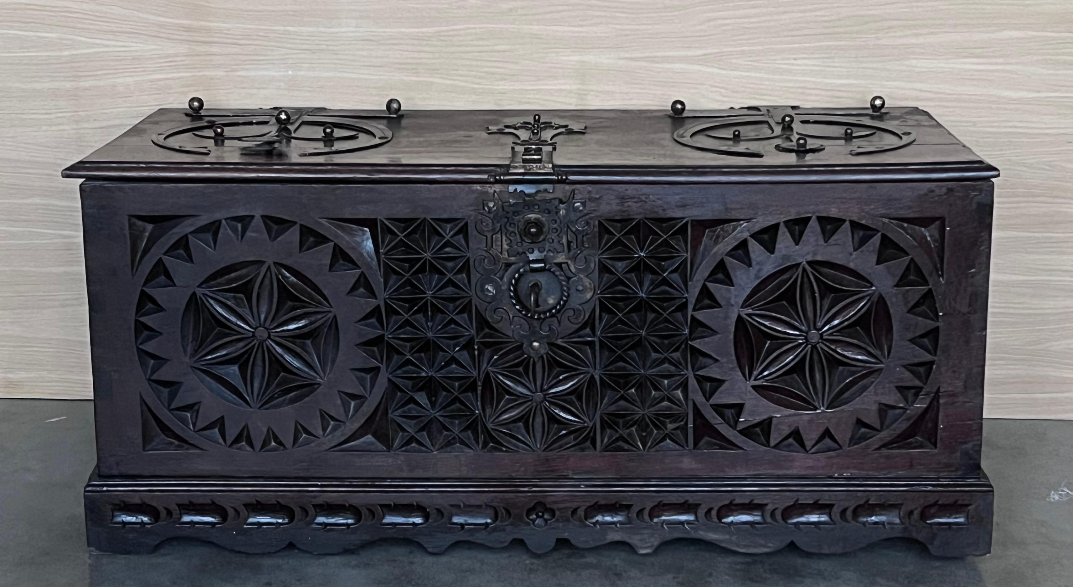 Coloca este elegante cofre antiguo a los pies de una cama de matrimonio. Fabricado en Italia hacia 1880, el baúl rectangular se alza sobre pies de ménsula. Muy tallado por los tres lados con decoración de arcos y follaje, el mueble presenta paneles