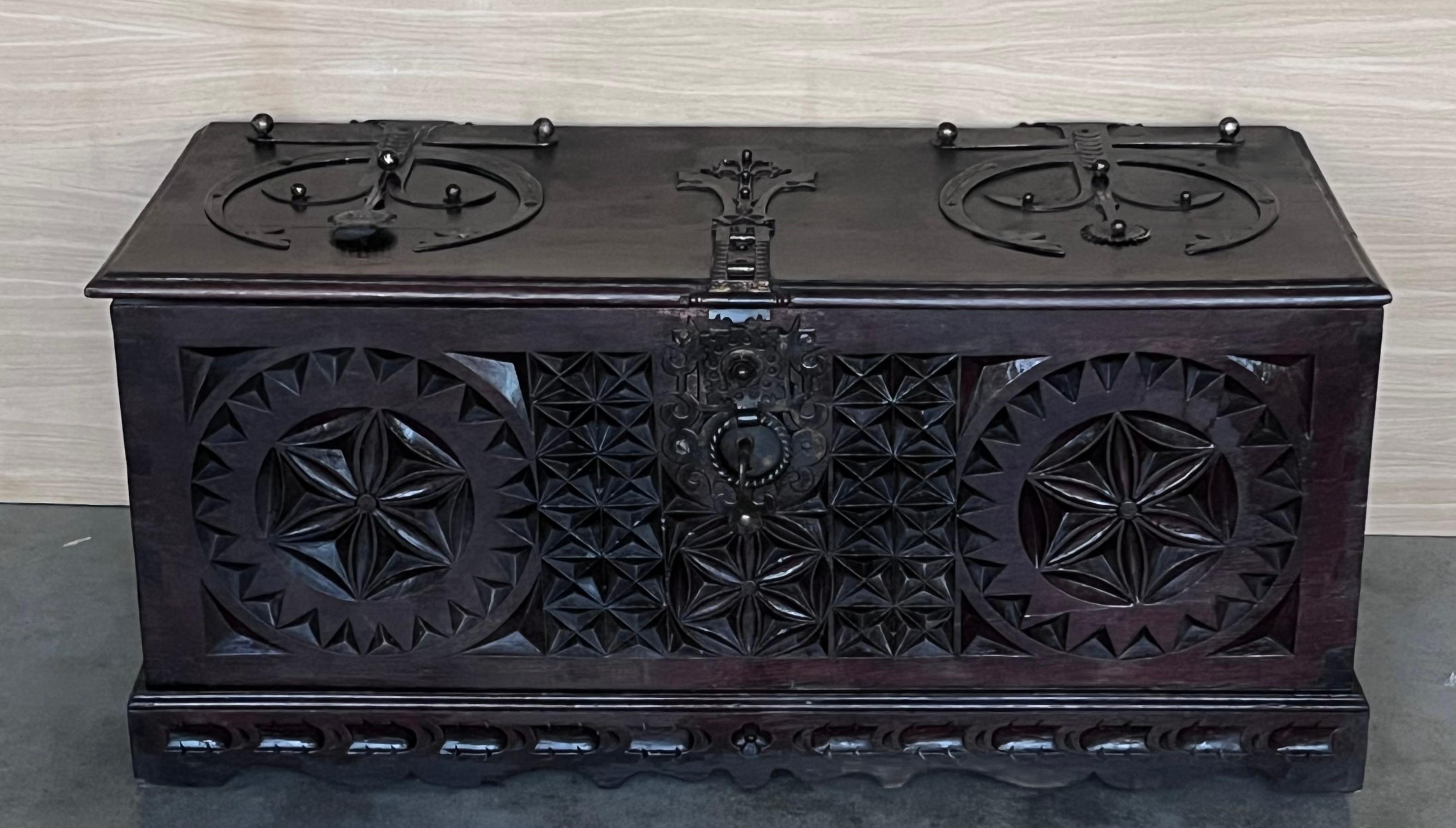 Baúl Cassone Italiano Tallado del Siglo XIX con Herrajes Originales, Década de 1890 Barroco en venta