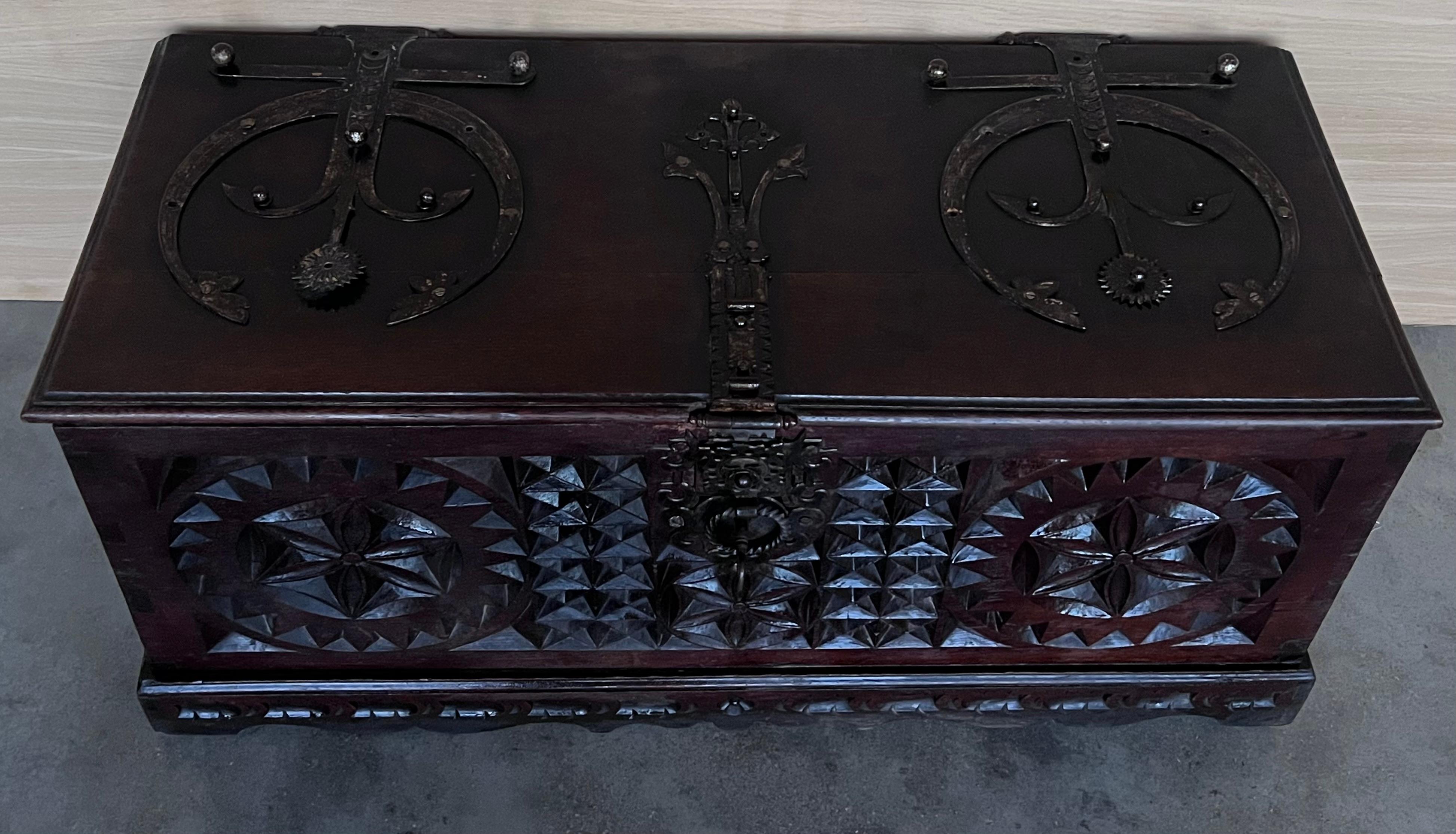 Baúl Cassone Italiano Tallado del Siglo XIX con Herrajes Originales, Década de 1890 en Bueno estado para la venta en Miami, FL