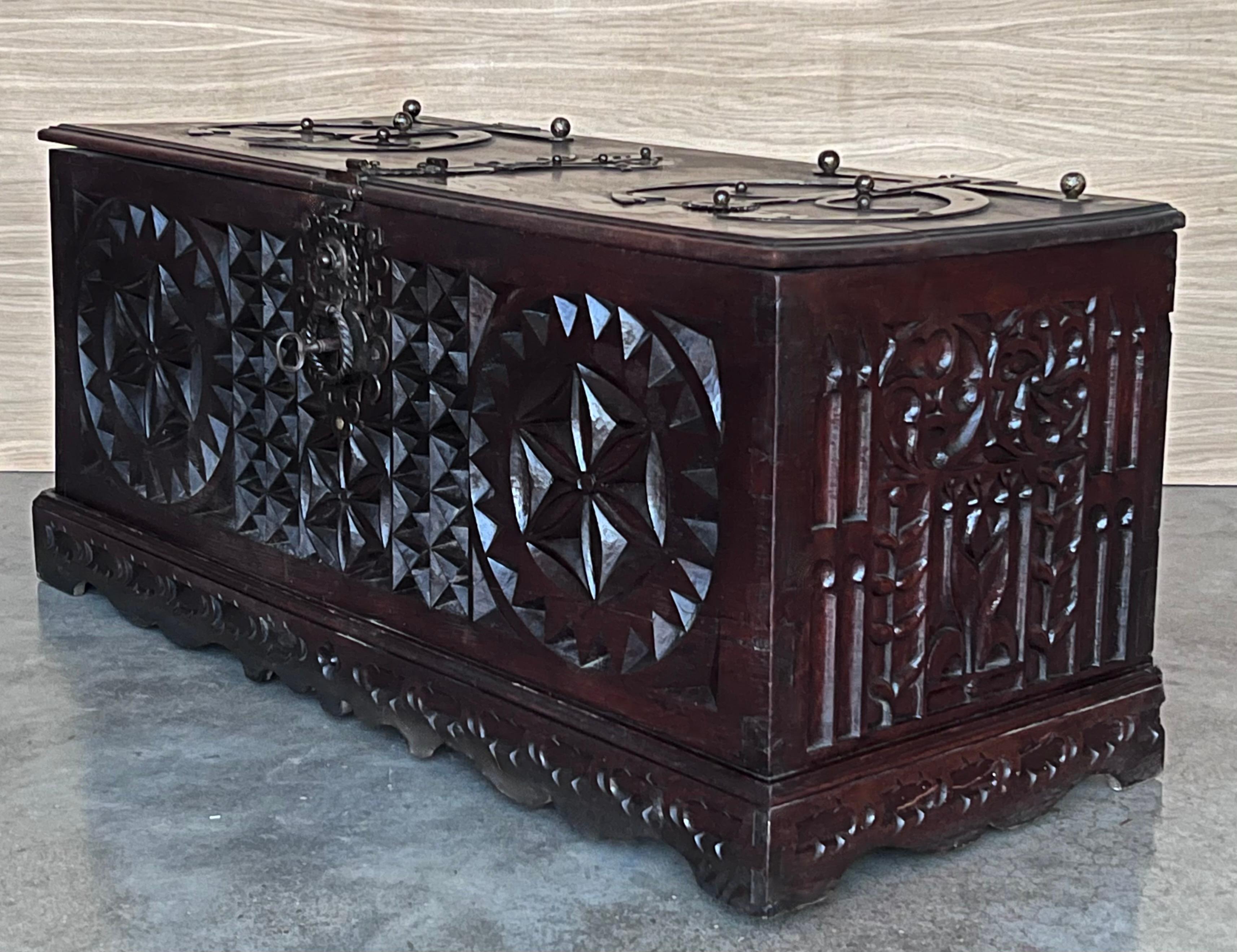 Baúl Cassone Italiano Tallado del Siglo XIX con Herrajes Originales, Década de 1890 en venta 1