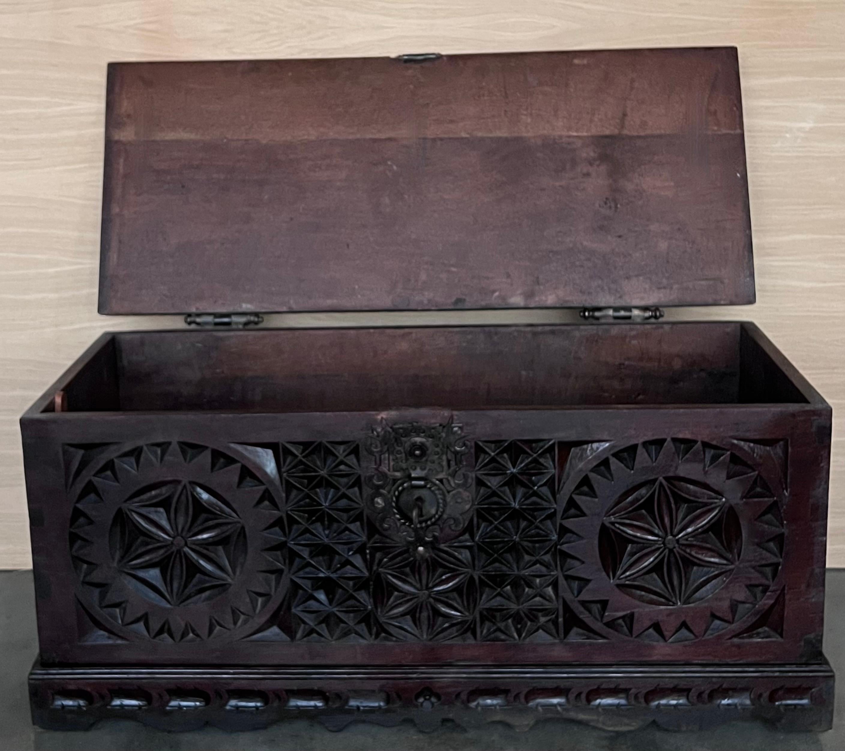 Baúl Cassone Italiano Tallado del Siglo XIX con Herrajes Originales, Década de 1890 en venta 2