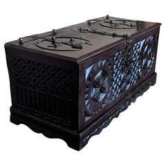 Baule Cassone intagliato italiano del XIX secolo con ferramenta originale, 1890