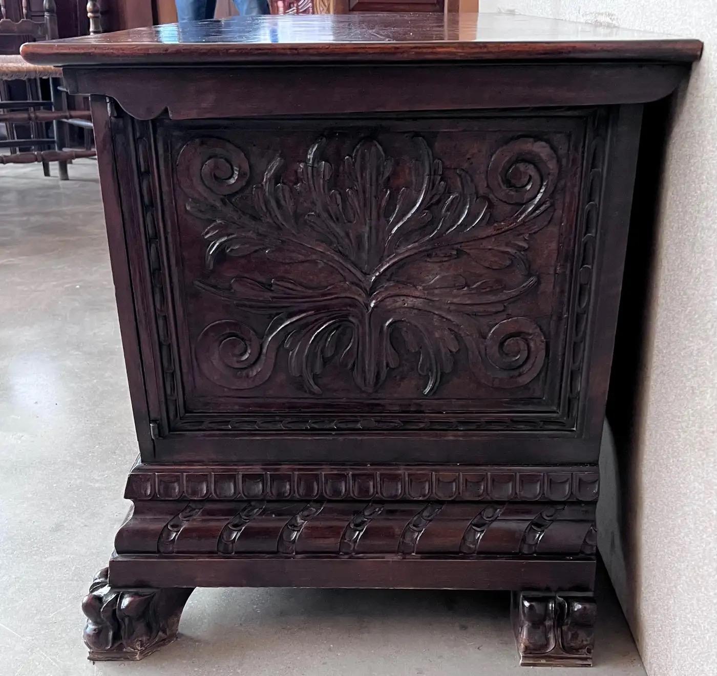 Espagnol Malle à Cassone italienne sculptée du 19ème siècle avec quincaillerie d'origine en vente