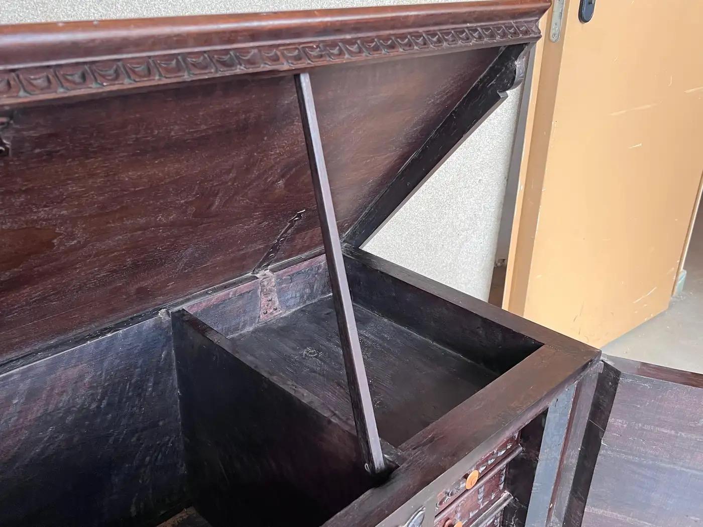 Malle à Cassone italienne sculptée du 19ème siècle avec quincaillerie d'origine Bon état - En vente à Miami, FL