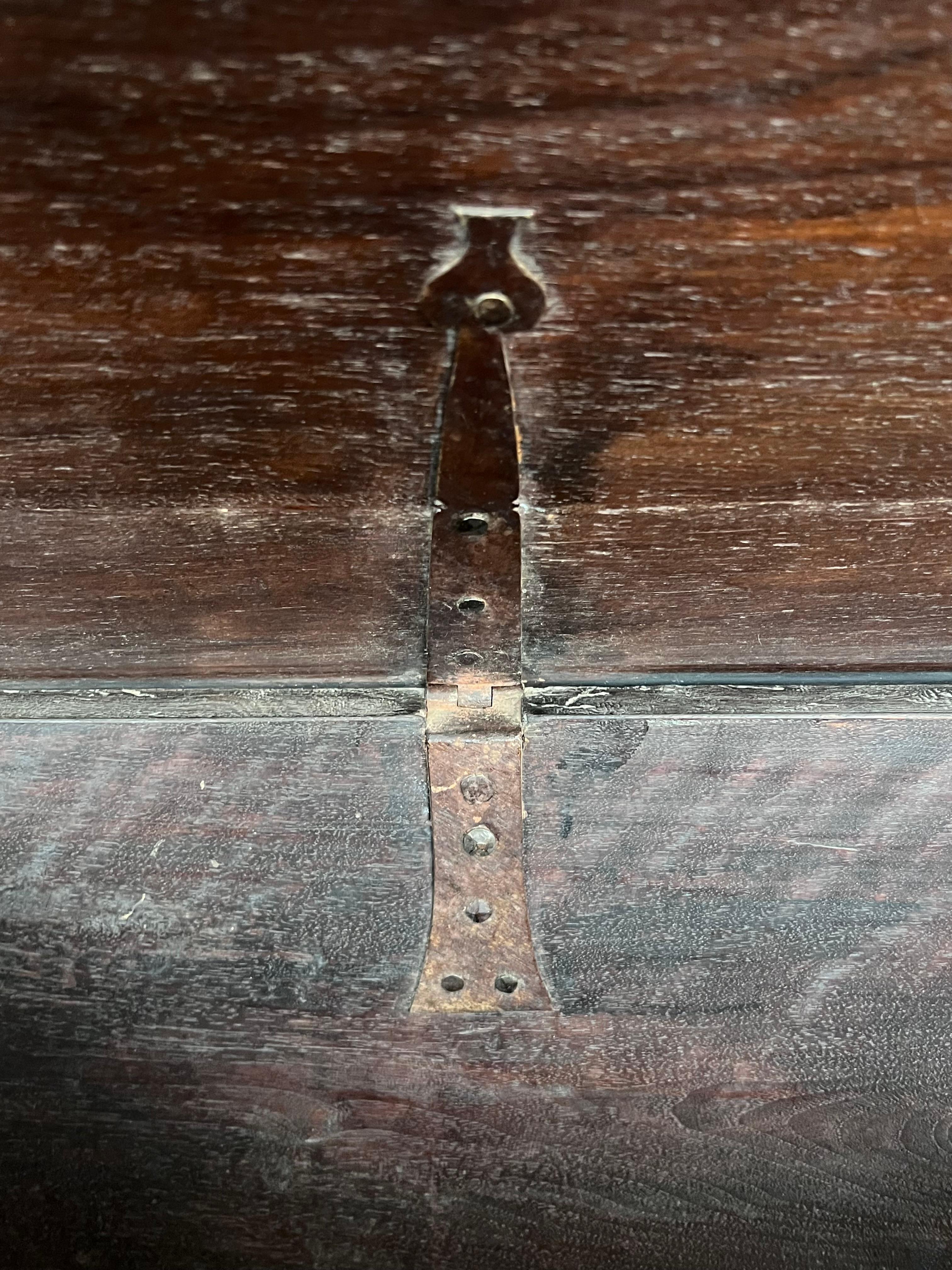Baúl Cassone Italiano Tallado del Siglo XIX con Herrajes Originales en venta 1