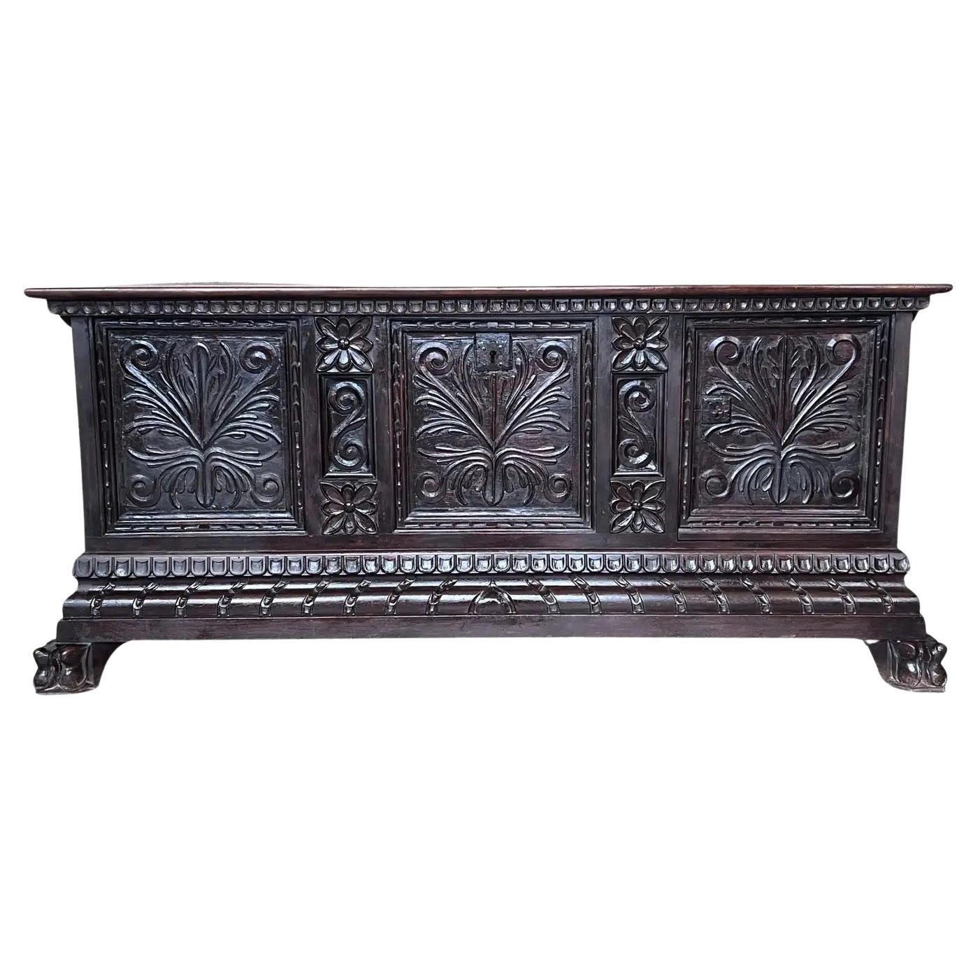 Malle à Cassone italienne sculptée du 19ème siècle avec quincaillerie d
origine en vente