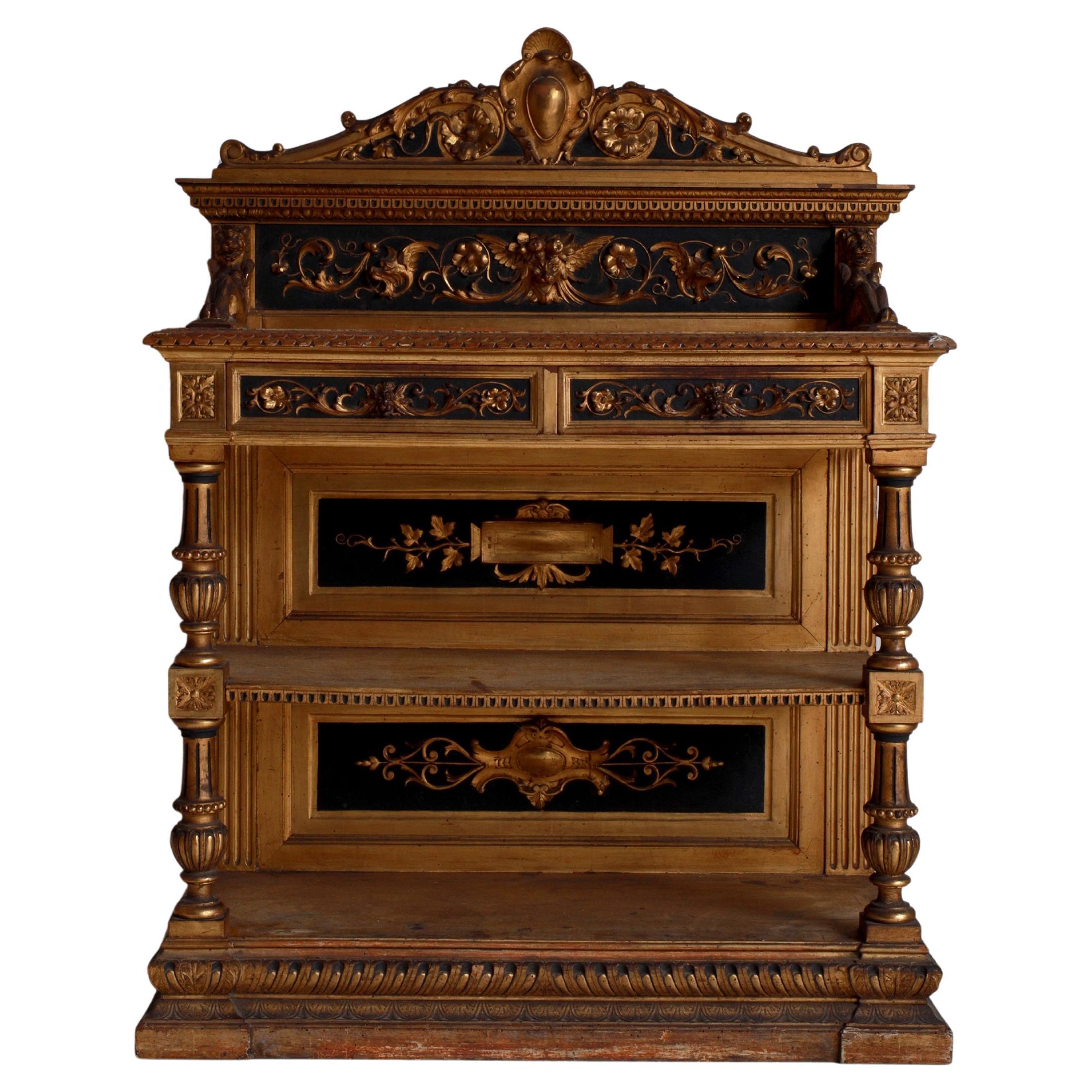 Aparador italiano del siglo XIX de madera dorada tallada