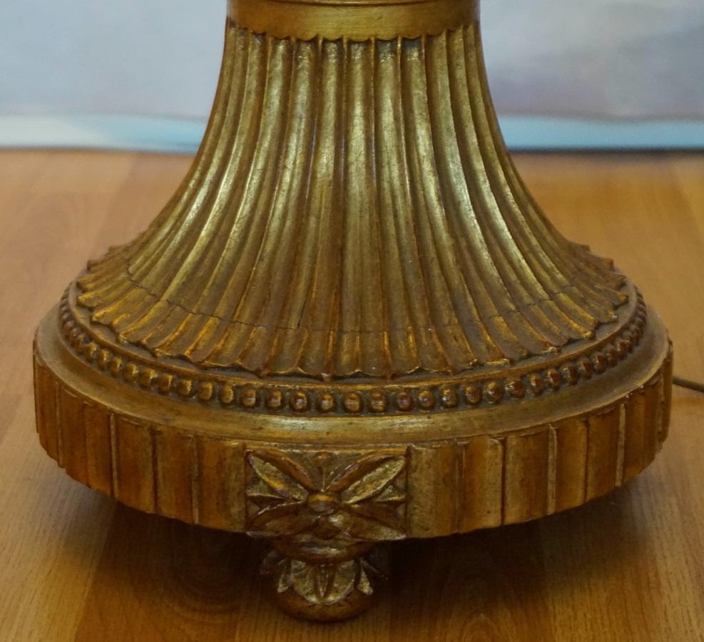 Torchère d'église italienne du 18ème siècle en bois doré sculpté transformée en lampadaire en vente 5