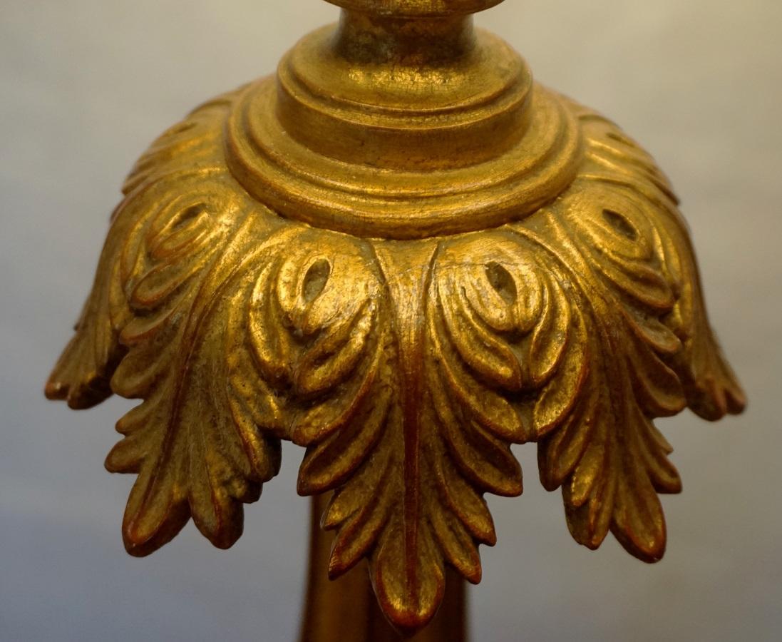Torchère d'église italienne du 18ème siècle en bois doré sculpté transformée en lampadaire en vente 8