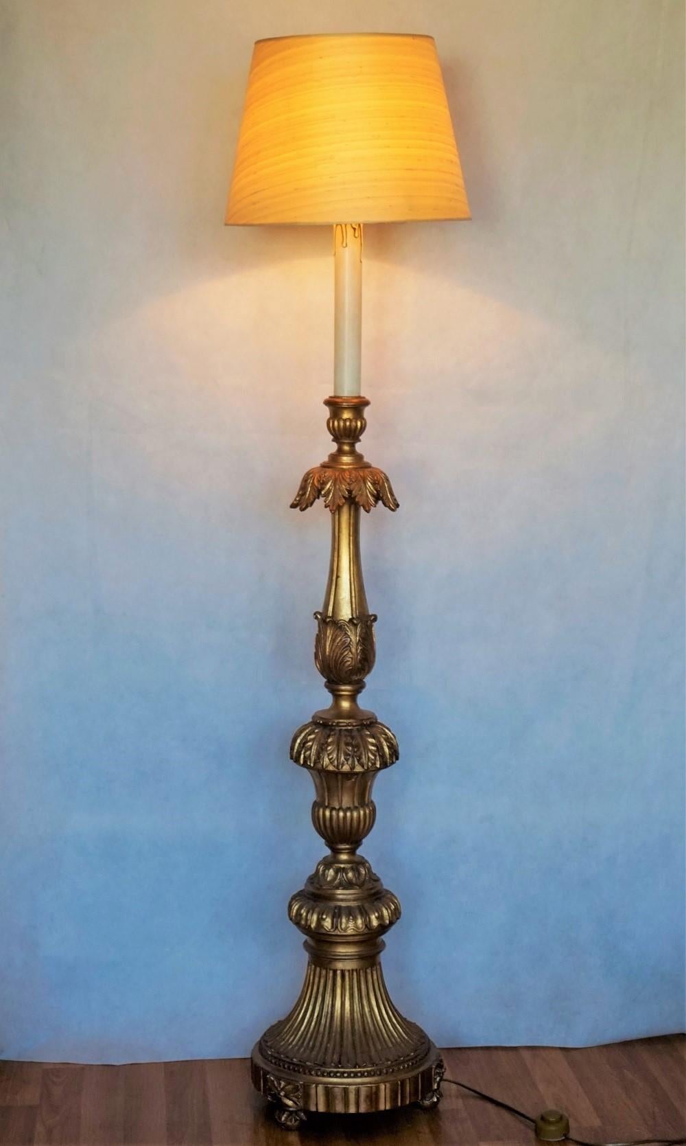 Louis XVI Torchère d'église italienne du 18ème siècle en bois doré sculpté transformée en lampadaire en vente