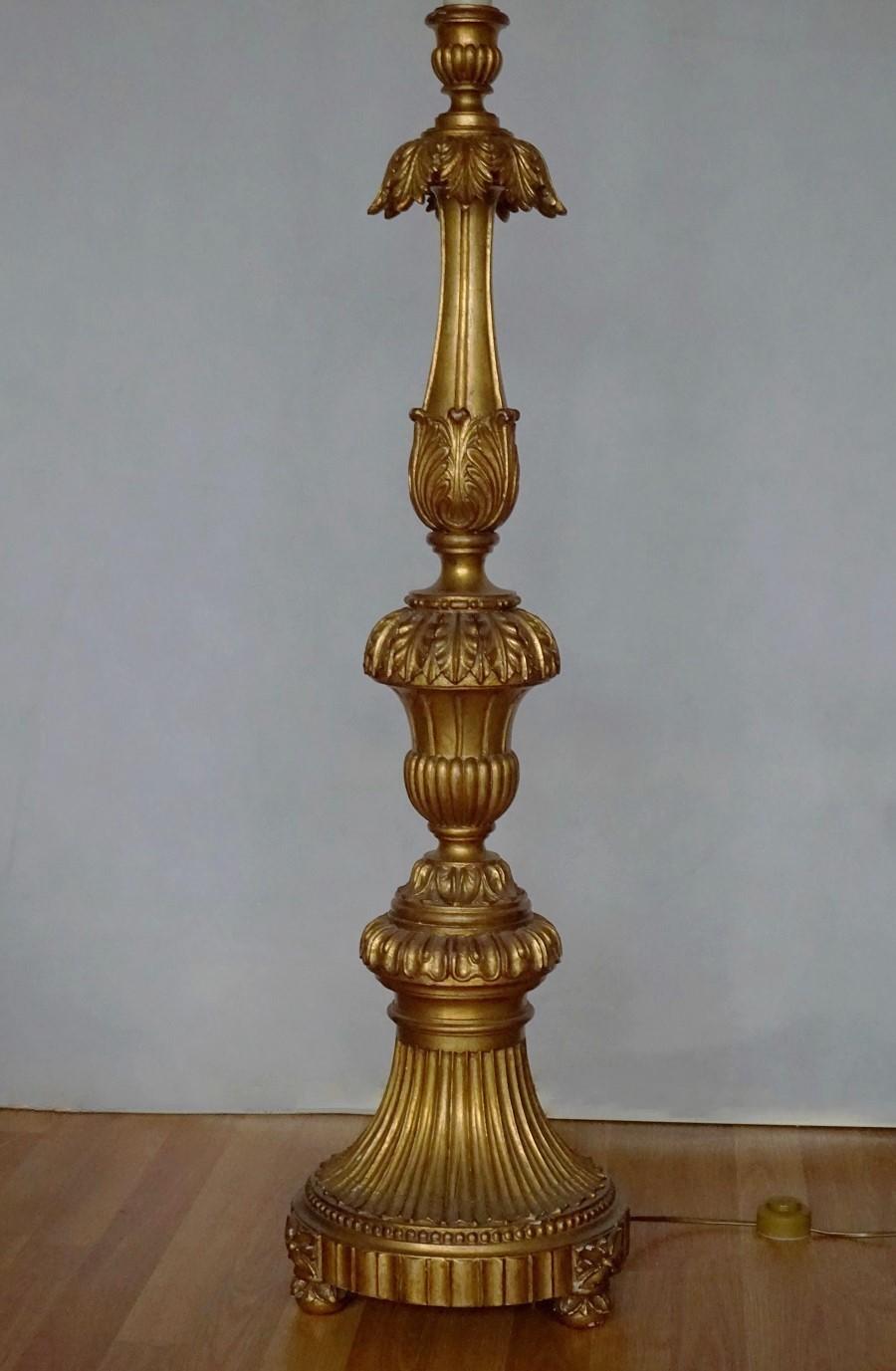 XVIIIe siècle Torchère d'église italienne du 18ème siècle en bois doré sculpté transformée en lampadaire en vente