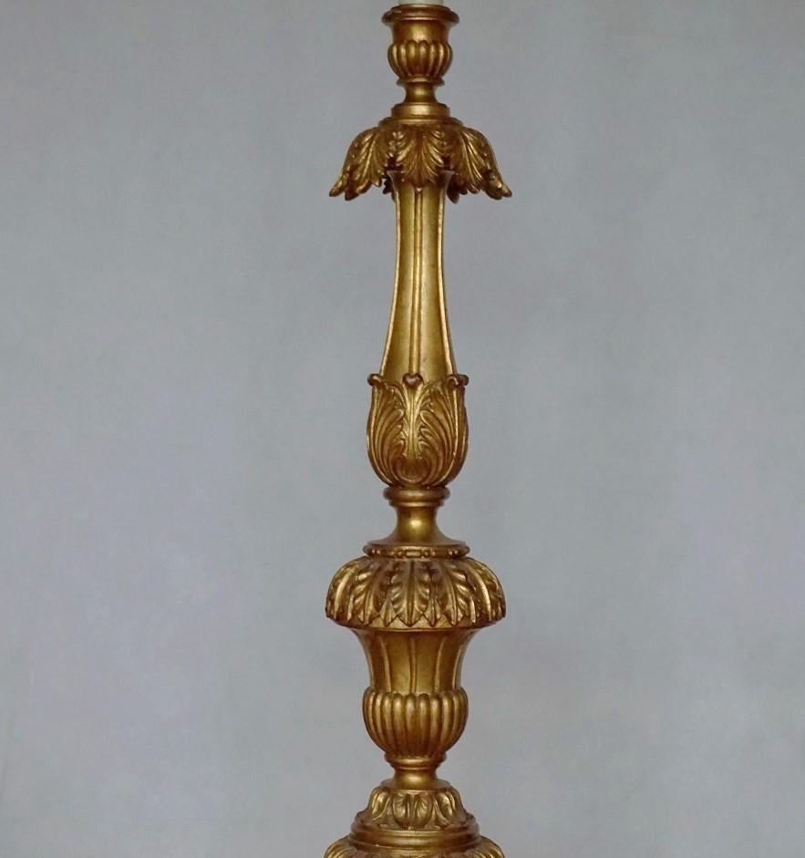 Soie Torchère d'église italienne du 18ème siècle en bois doré sculpté transformée en lampadaire en vente