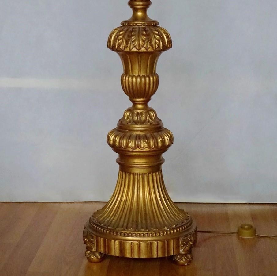 Torchère d'église italienne du 18ème siècle en bois doré sculpté transformée en lampadaire en vente 2