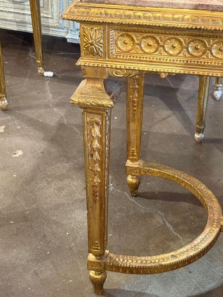 Italienischer Konsolentisch aus geschnitztem Giltwood mit Marmorplatte aus dem 19. (Geschnitzt) im Angebot