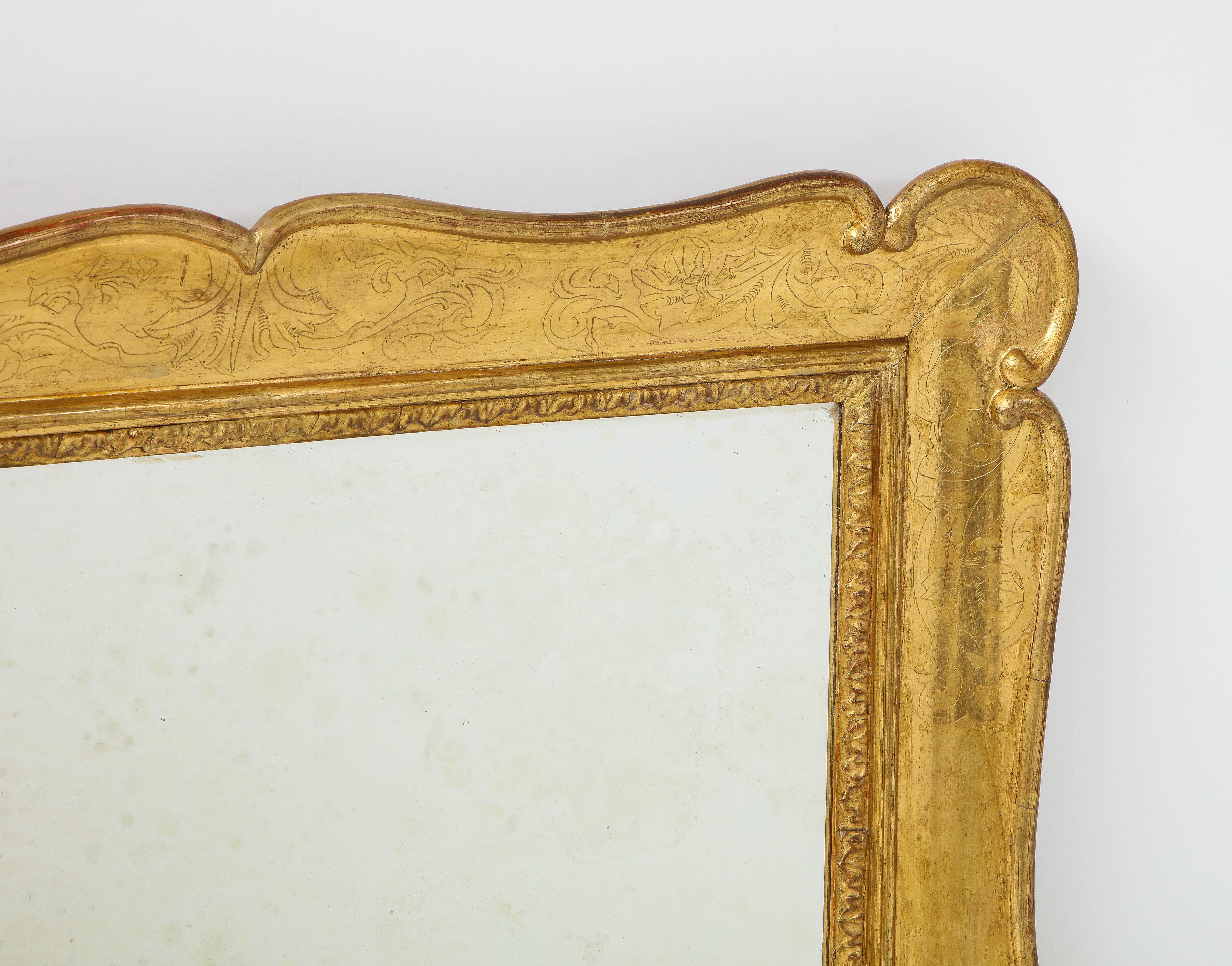 Squisiti specchi rettangolari italiani del XIX secolo in legno dorato intagliato. Ogni deliziosa specchiera conserva la maggior parte dell'originale e ricca finitura satinata dorata, con bordi delicatamente intagliati e foglie d'acanto