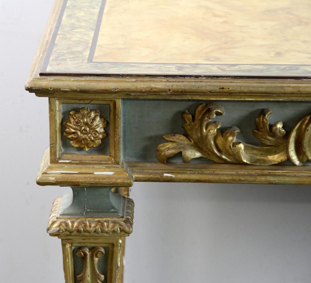Table d'entrée italienne du 19ème siècle sculptée en vert et doré avec plateau en faux marbre Bon état - En vente à Essex, MA