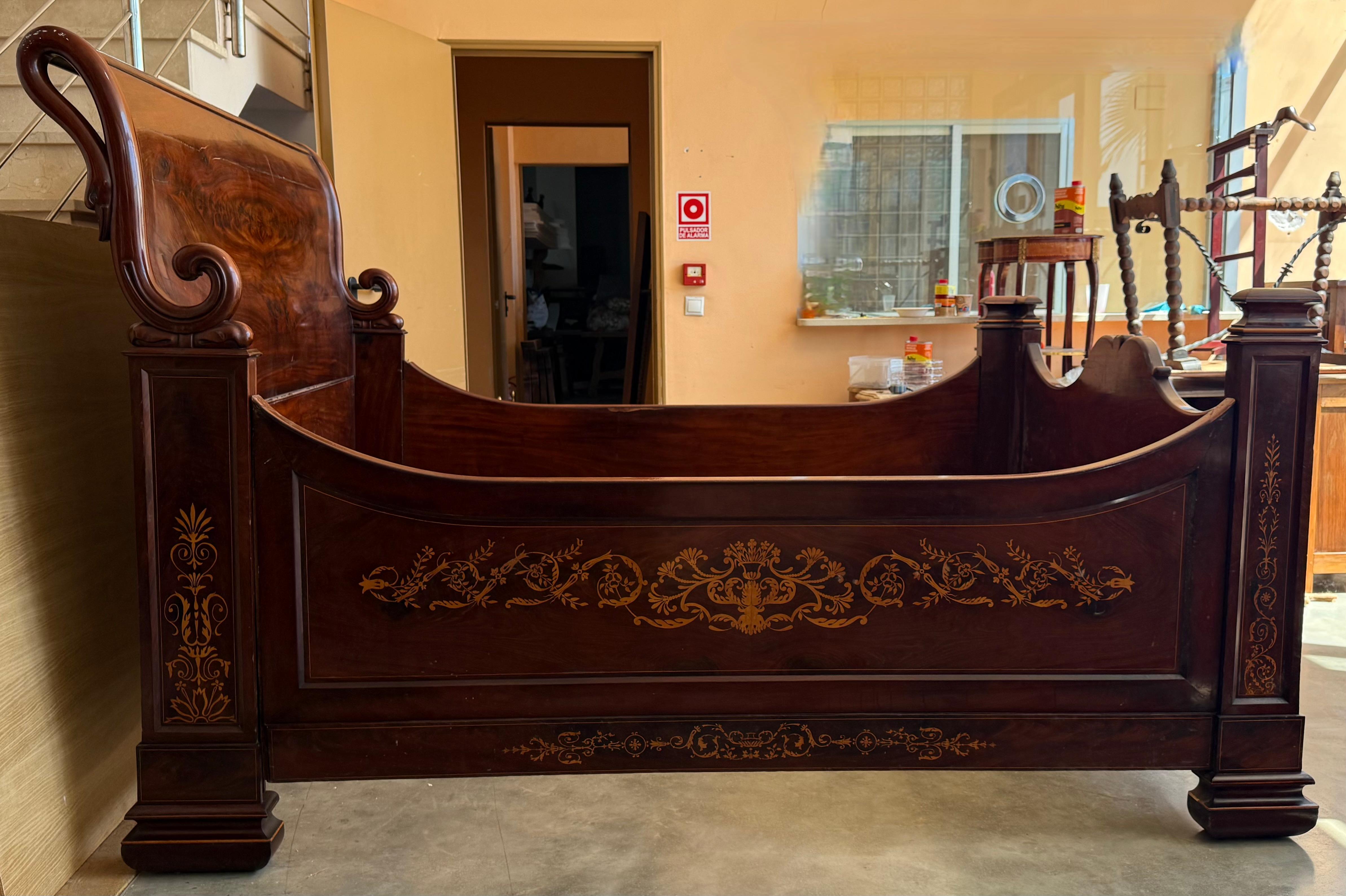 19. Jahrhundert Italienisch geschnitzt Intarsien Mahagoni Wurzel volle Bett im Angebot 6