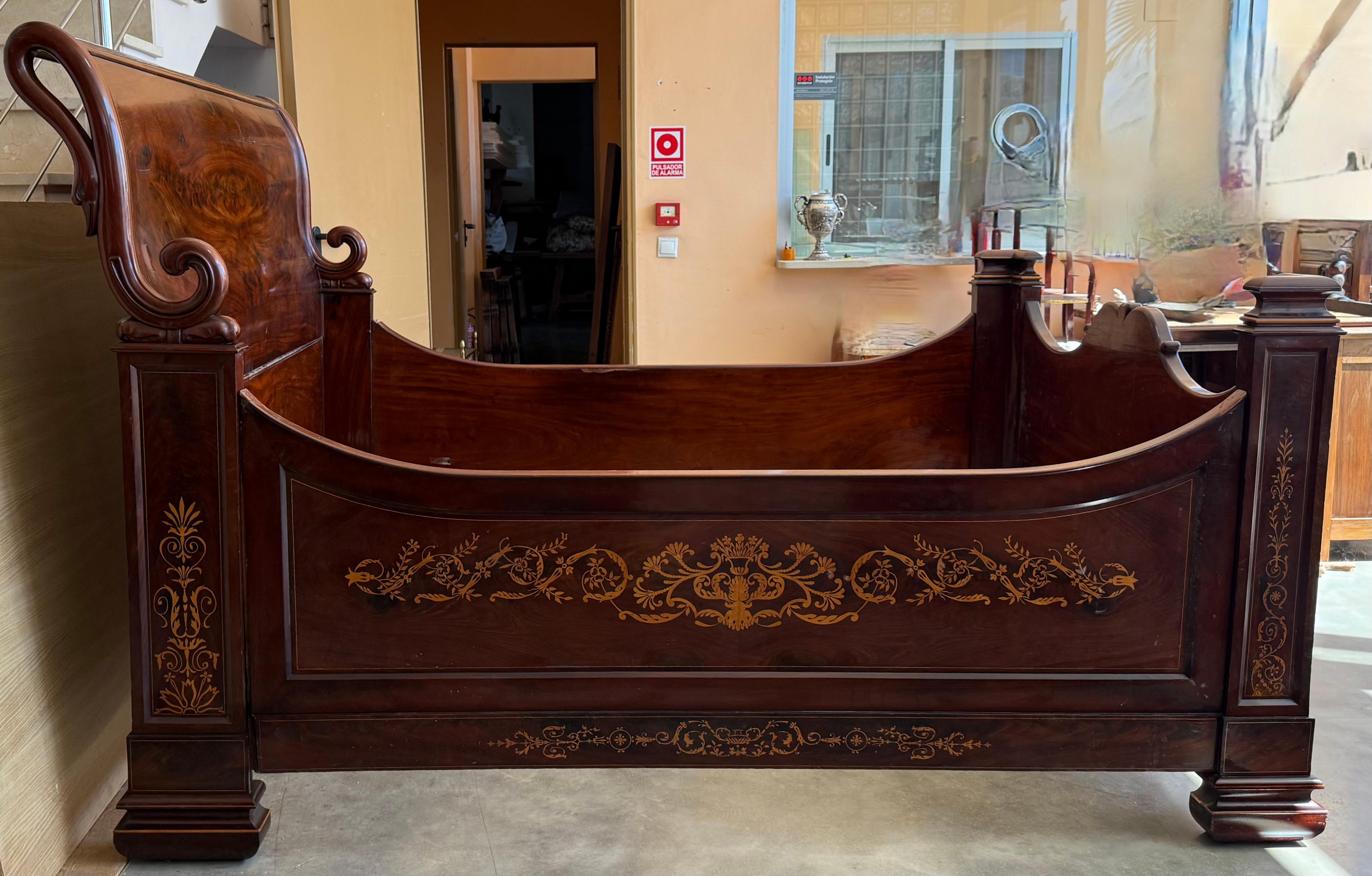 Italienisches geschnitztes Nussbaum-Doppelbett aus der ersten Hälfte des 19. Jahrhunderts, in gutem Zustand, mit einer tollen Original-Patina. Der elegante und einzigartige Bettrahmen ist aus massivem Nussbaum und Mahagoni furniert und mit Masken in