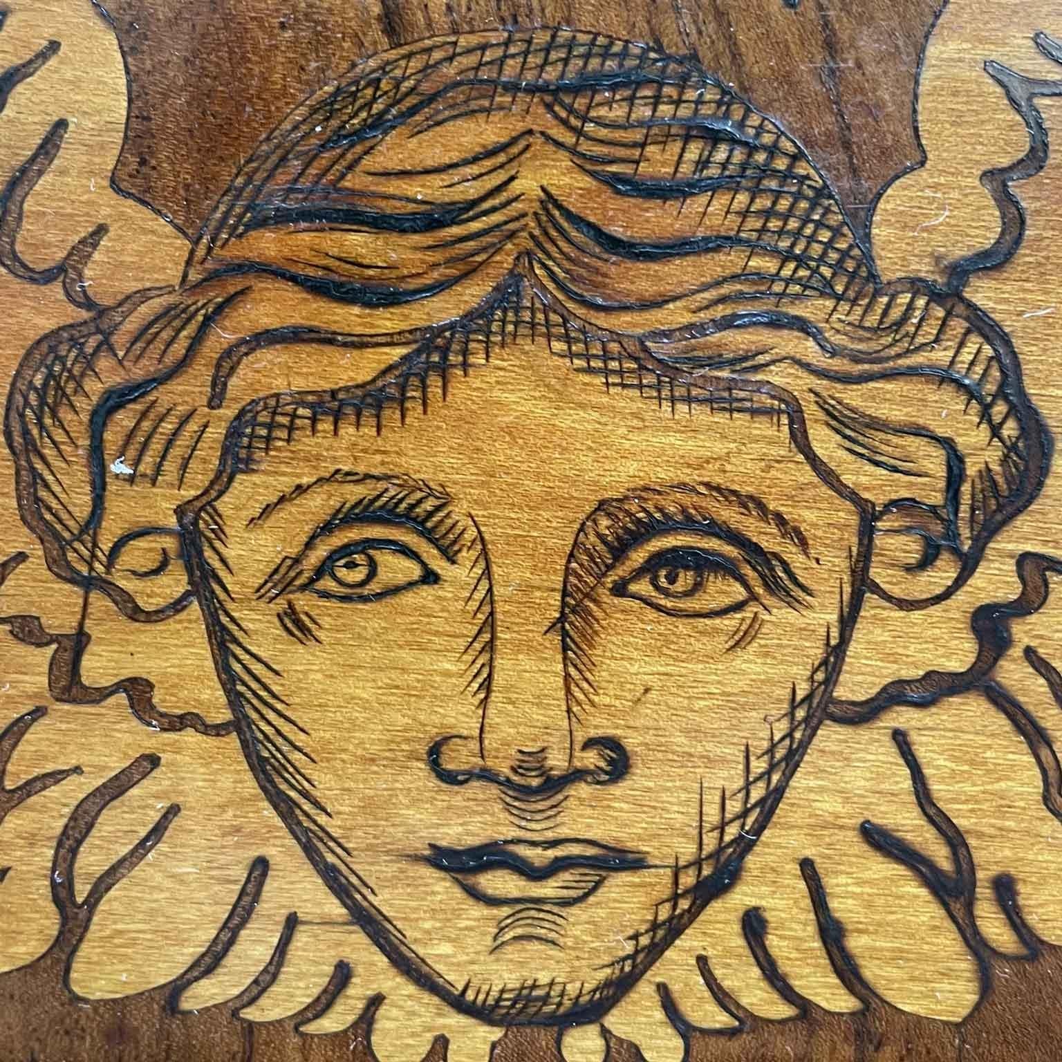 19. Jahrhundert Italienisch geschnitzt Intarsien Walnuss Wurzel Königin Bett  im Zustand „Gut“ im Angebot in Milan, IT