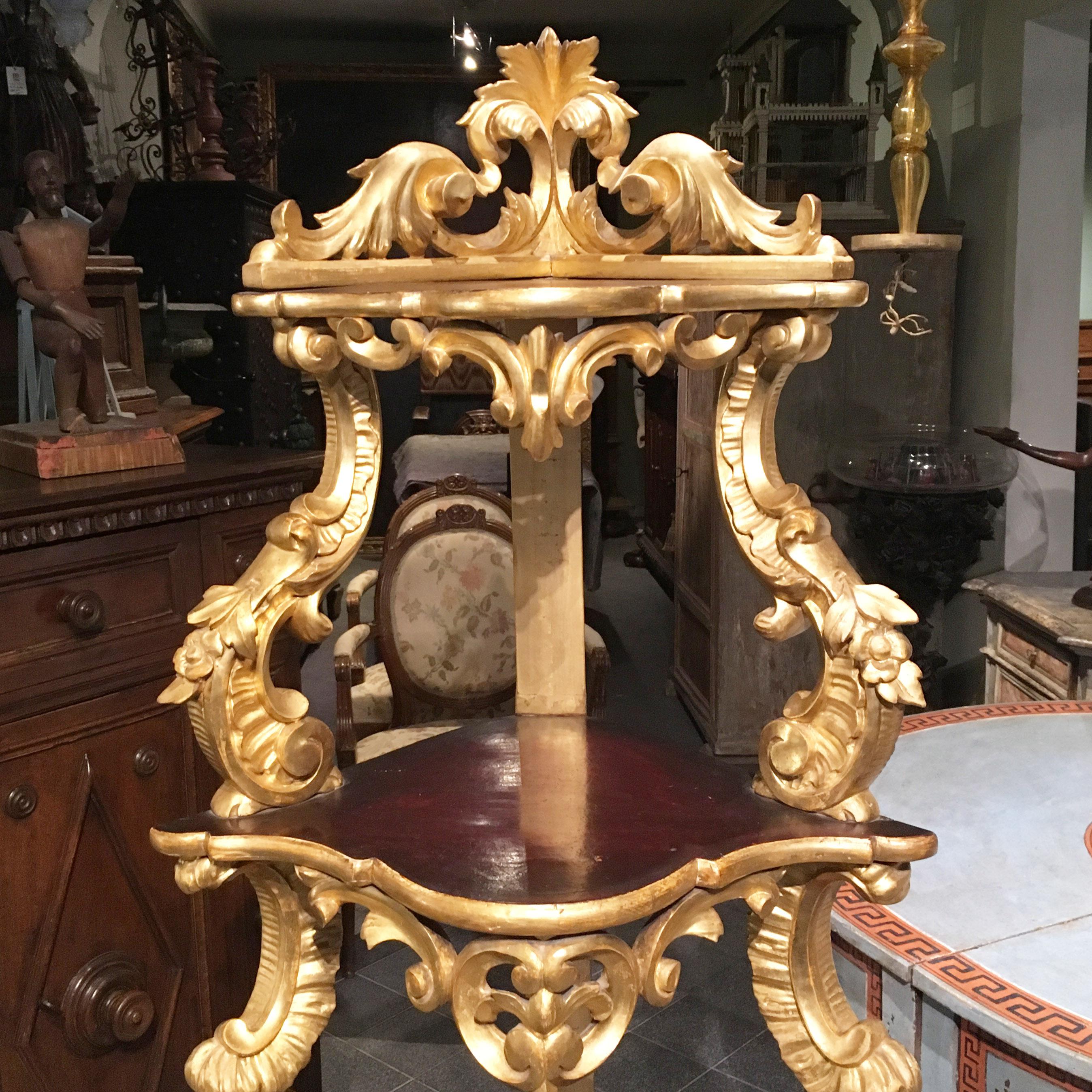 Charming Tuscan Louis Philippe corner shelf.
This elegant piece of furniture presents a hand carved decoration and a gold leaf gilding.
Tuscany, mid-19th century, circa 1840.