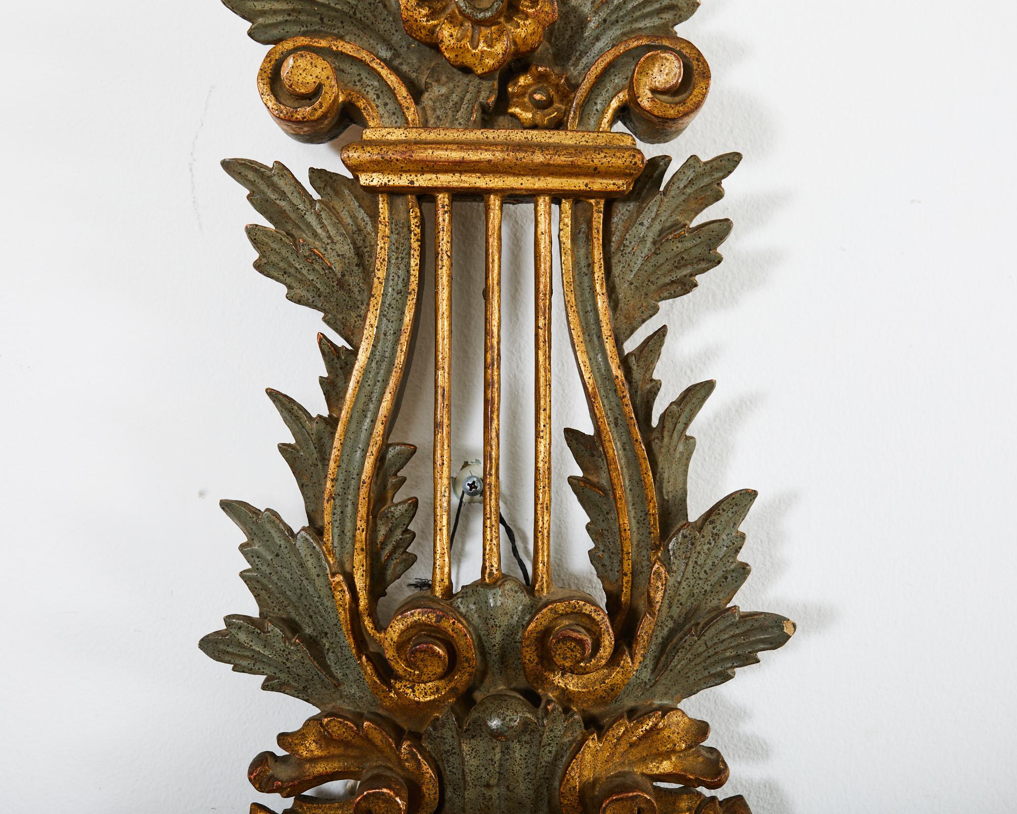 Barómetro italiano del siglo XIX tallado en madera dorada estilo Luis XVI en venta 2