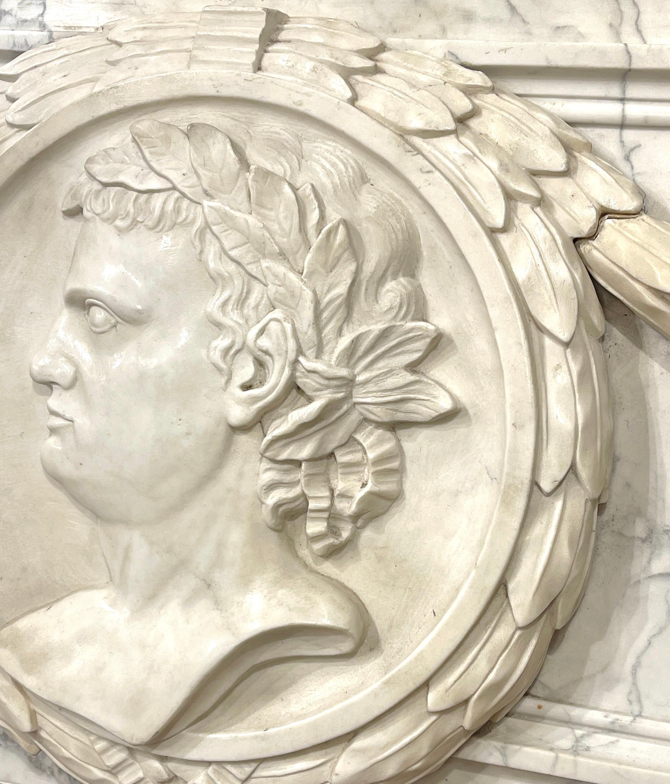 Acier Sculpture de frise architecturale de Caesar en marbre sculpté italien du 19ème siècle en vente