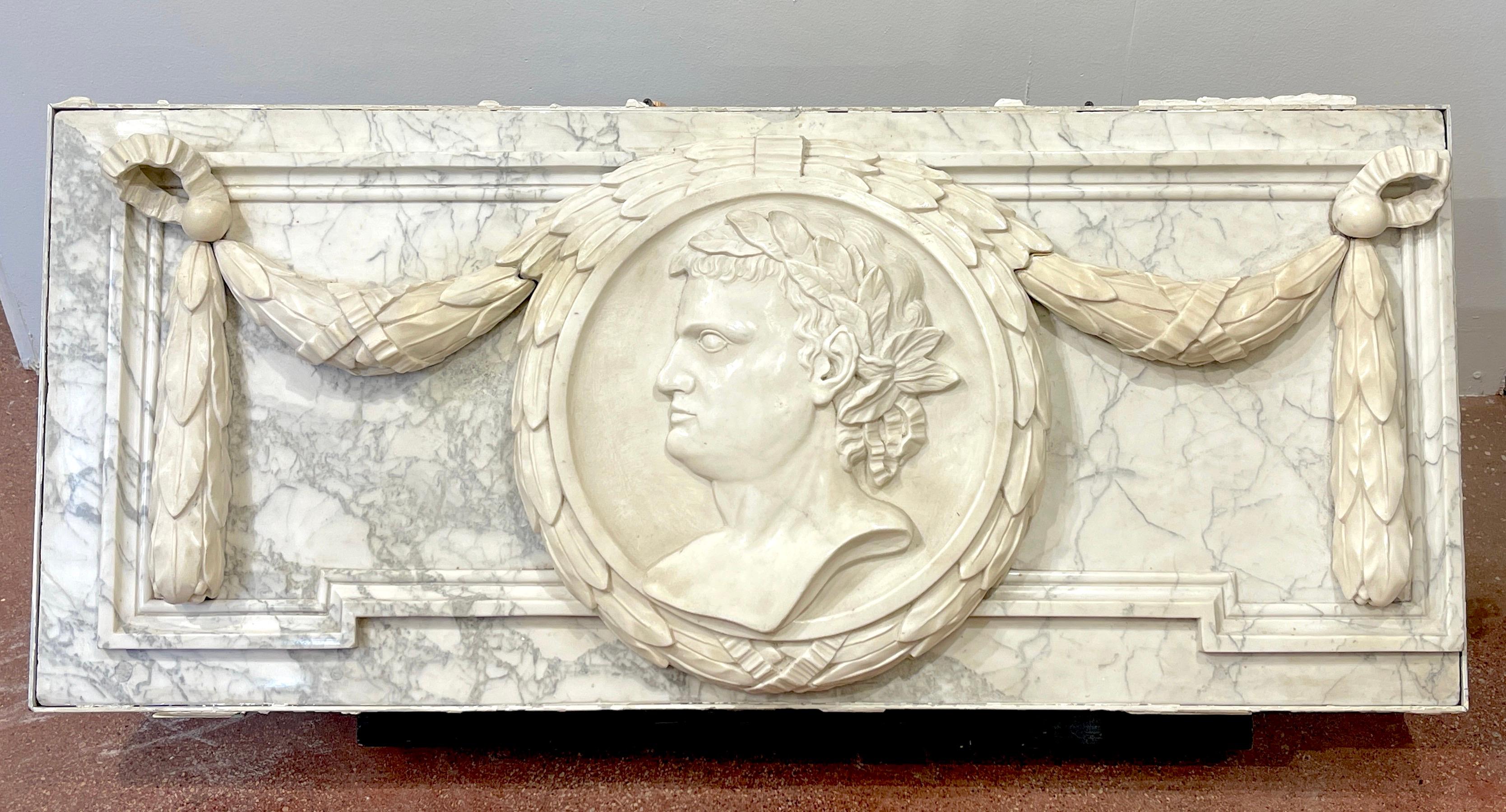 Frise architecturale en marbre italien sculpté du XIXe siècle représentant César. De forme rectangulaire, la dalle en marbre de Carrera finement sculptée mesure 50 x 20 pouces et est ornée de lauriers drapés. Le centre est occupé par un portrait en