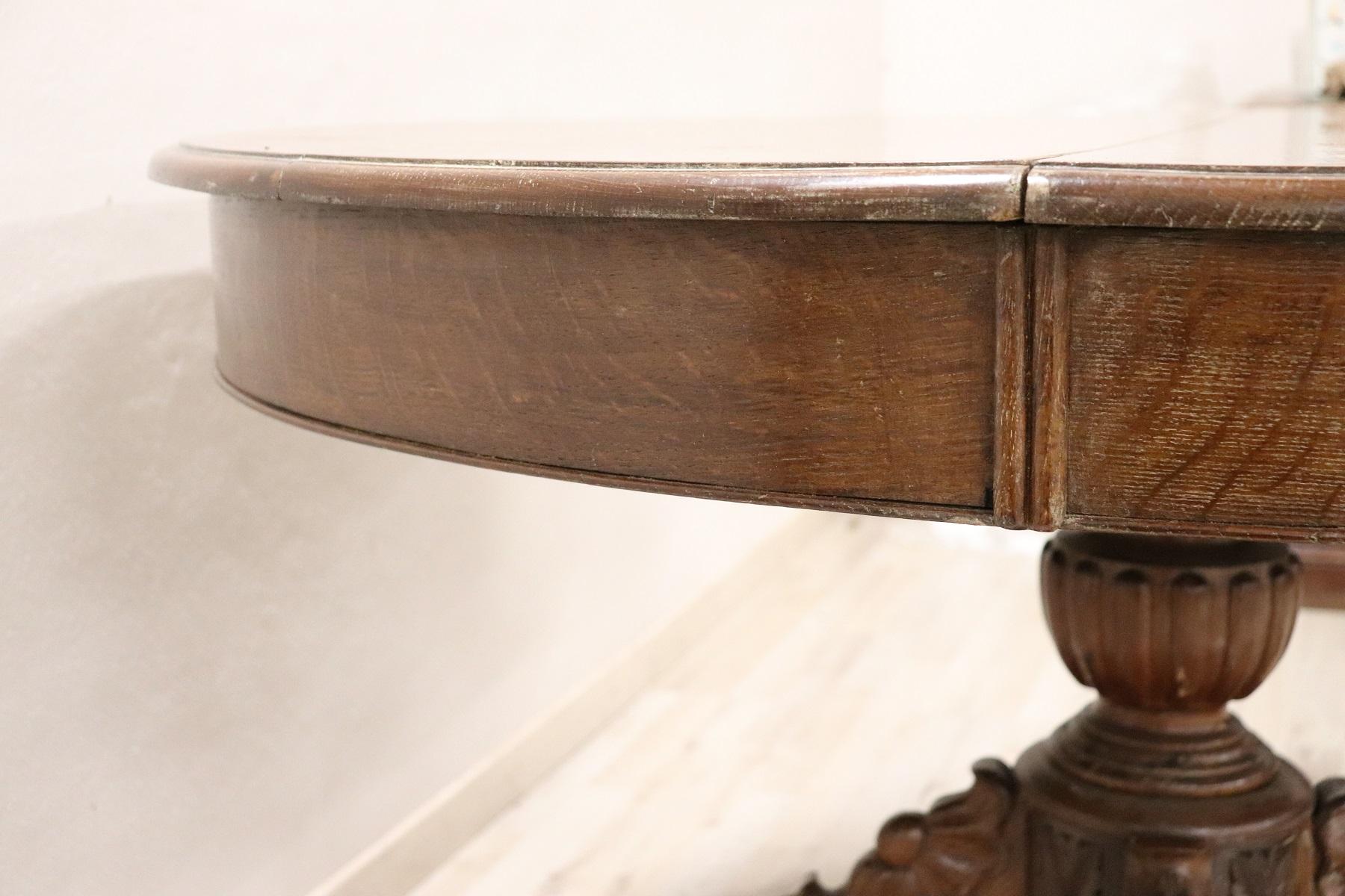 19th Century Italian Carved Oak Round Extendable Antique Dining Room Table In Good Condition In Casale Monferrato, IT