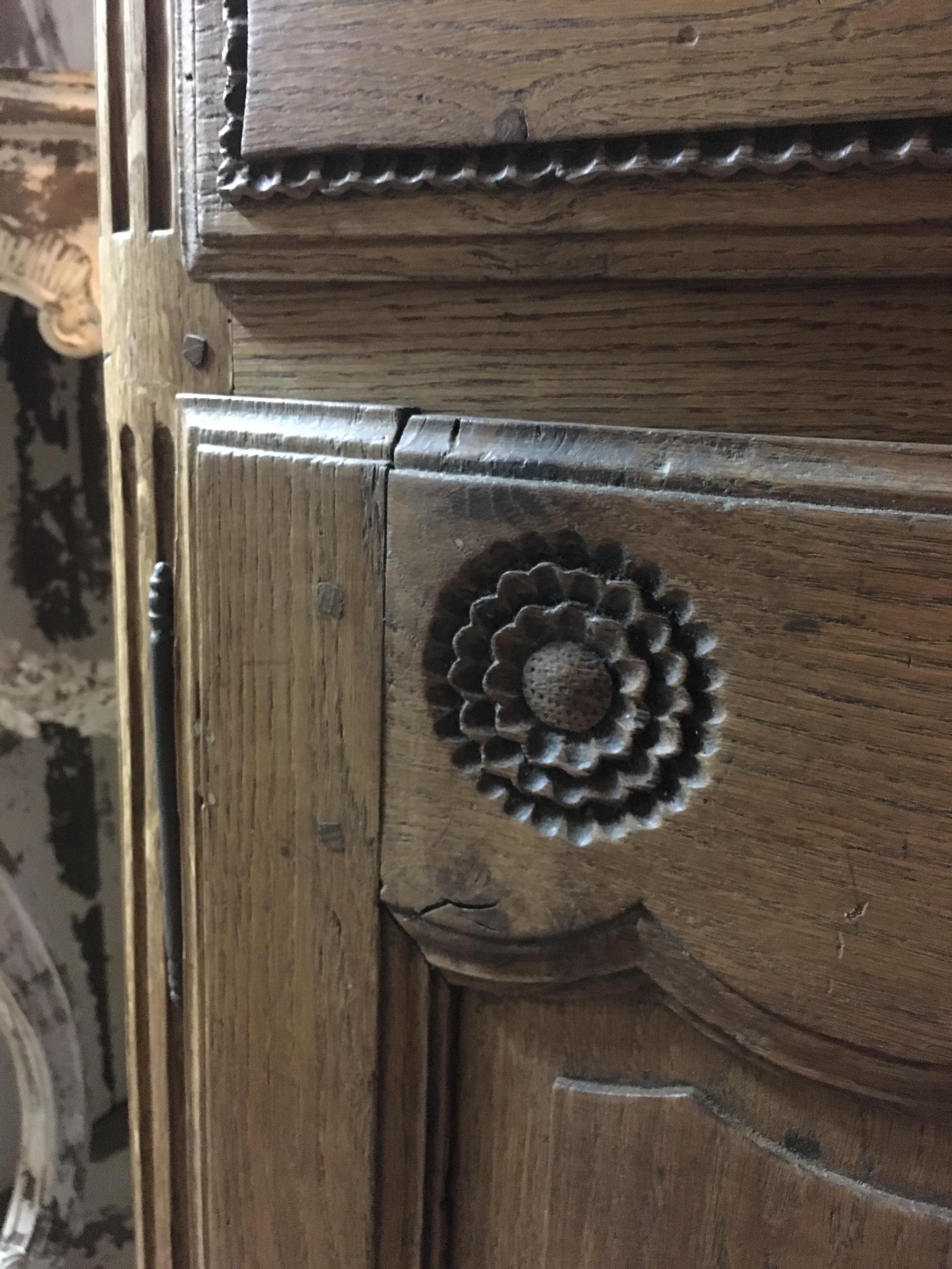 19th Century Italian Carved Oak Wood Cupboard with Drawers and Shutters, 1890s For Sale 2