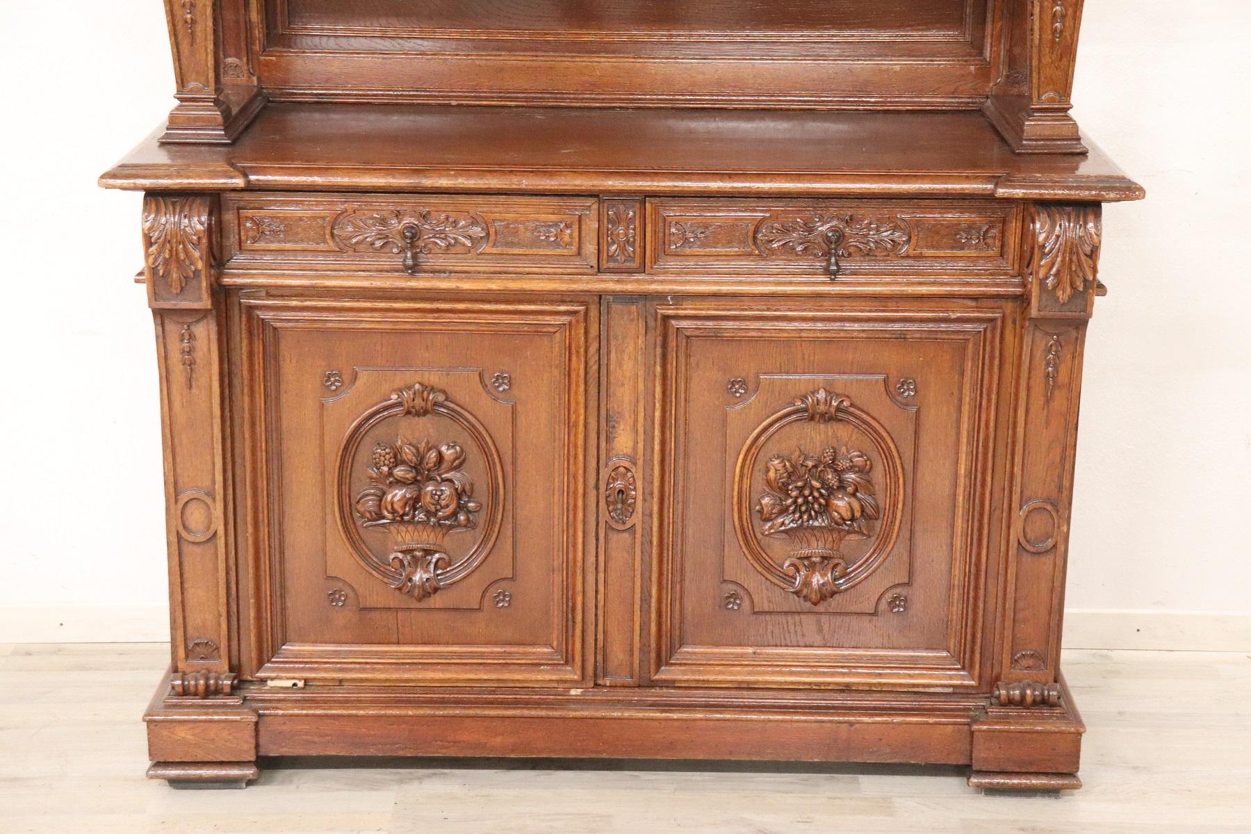 Antique Italian sideboard 1850s in solid oak wood of a beautiful antique patina! Large internal useful space. Beautiful majestic line. It is divided into two parts for a practical transport. Beautiful and fine antique glass to display your best