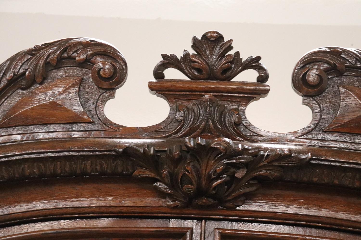 19th Century Italian Carved Oak Wood Majestic Antique Sideboard, 1850s In Excellent Condition For Sale In Casale Monferrato, IT