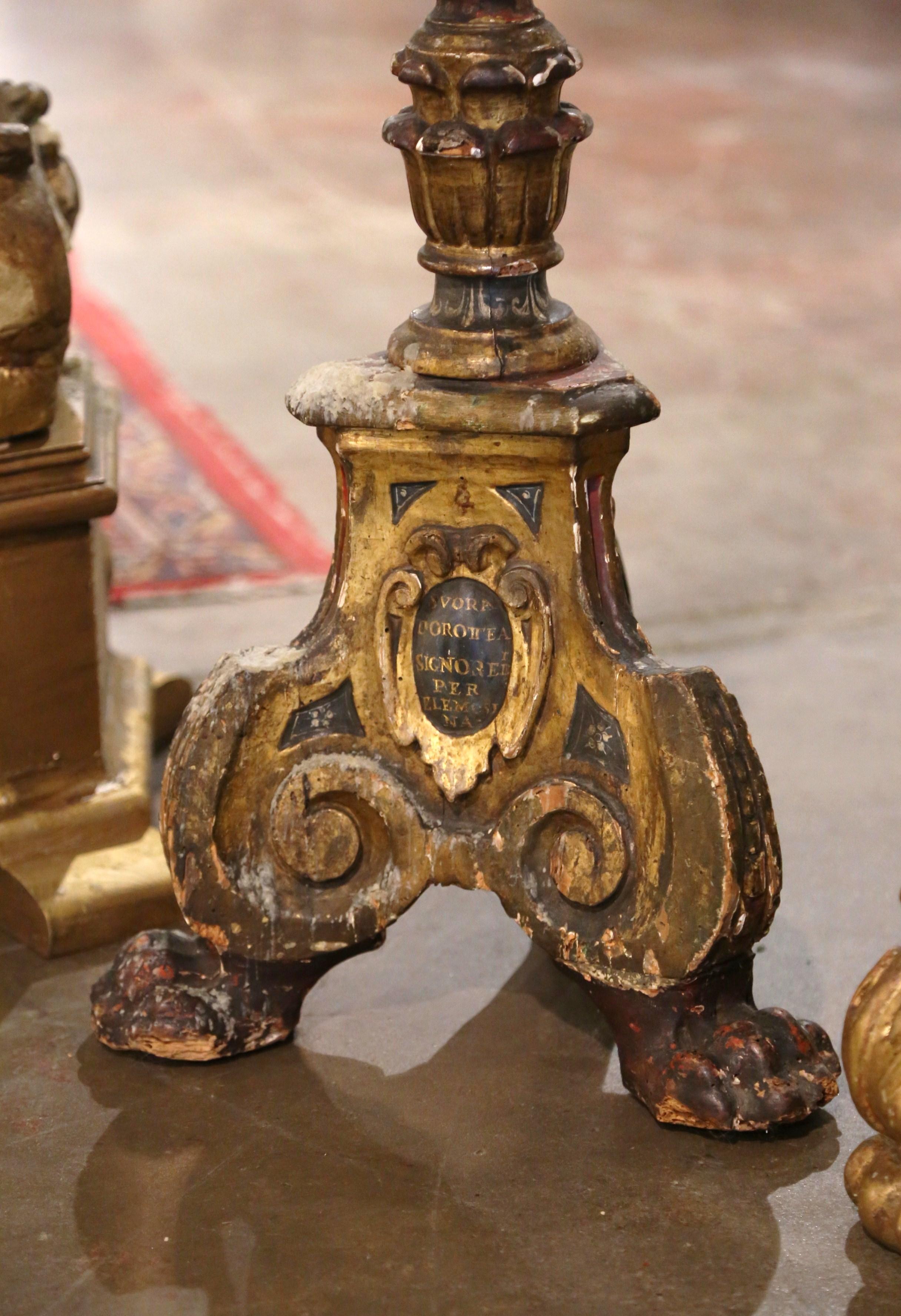 Italienische geschnitzte polychrome und bemalte Kerzenständer aus dem 19. Jahrhundert, Vierer-Set (Louis XV.) im Angebot