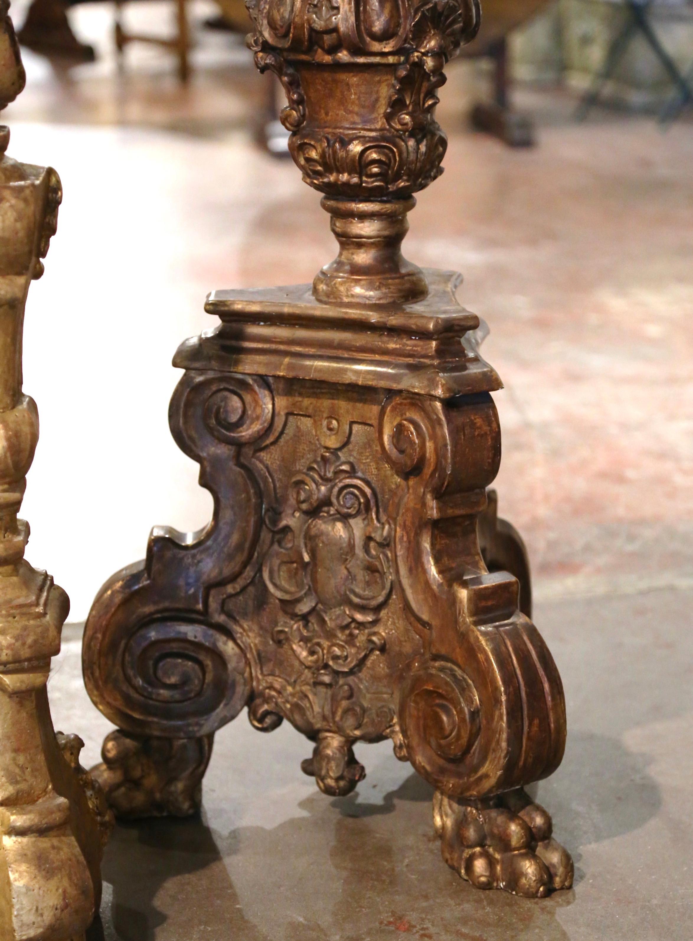 Italienische geschnitzte polychrome und bemalte Kerzenständer aus dem 19. Jahrhundert, Vierer-Set (Handgeschnitzt) im Angebot