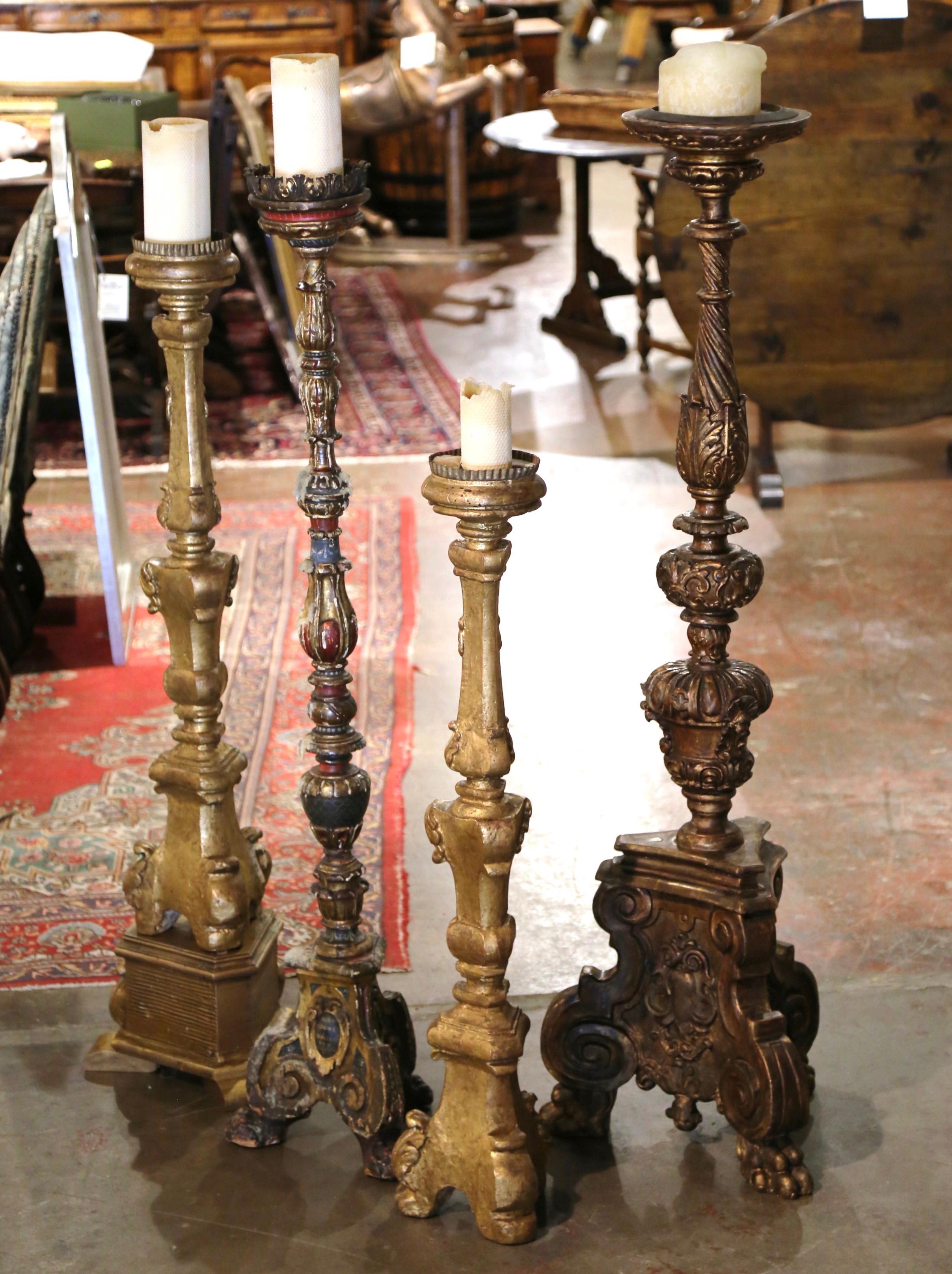Italienische geschnitzte polychrome und bemalte Kerzenständer aus dem 19. Jahrhundert, Vierer-Set (Holz) im Angebot