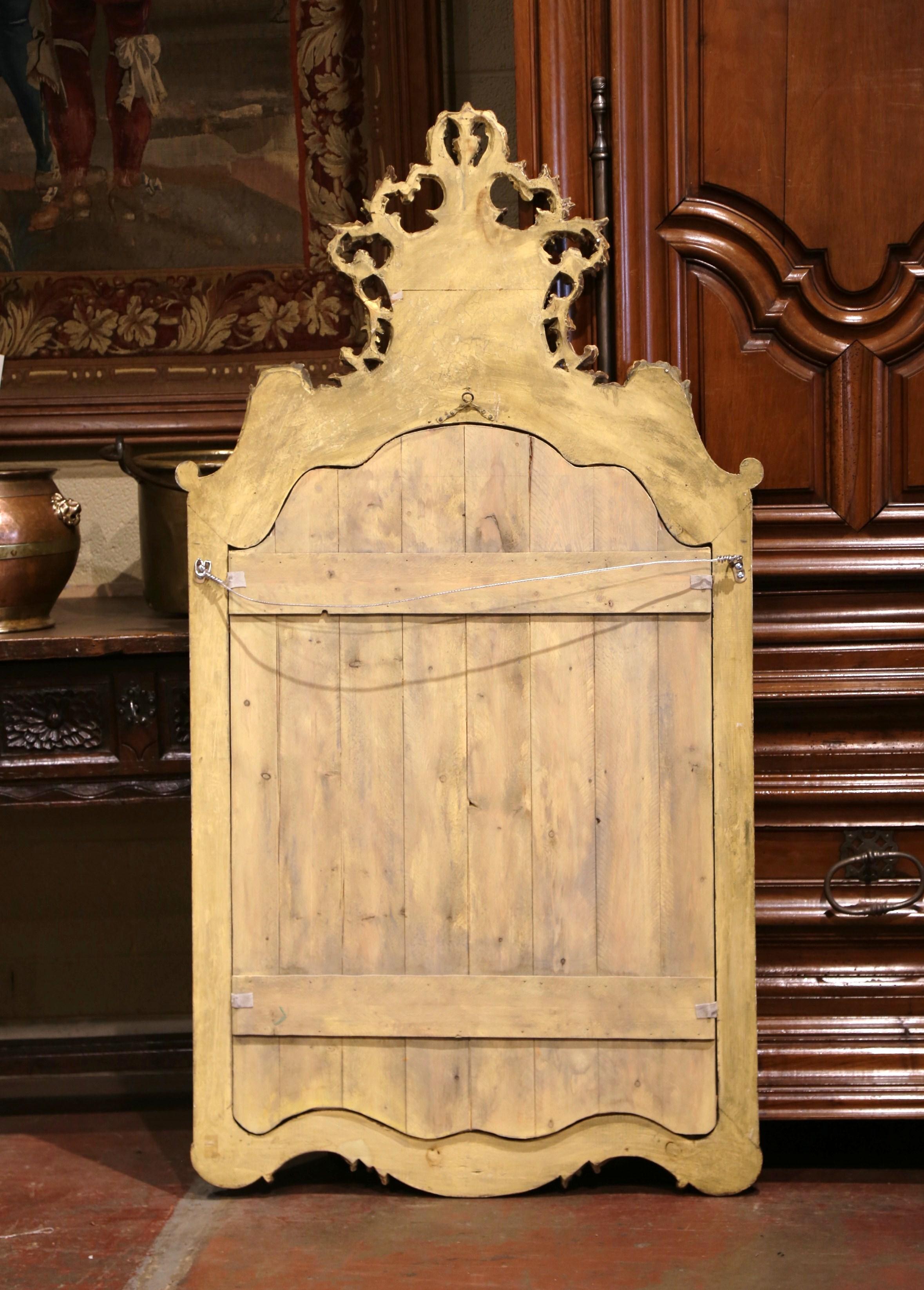 Specchio da parete rococò italiano del XIX secolo intagliato, in legno dorato e dipinto In condizioni ottime in vendita a Dallas, TX