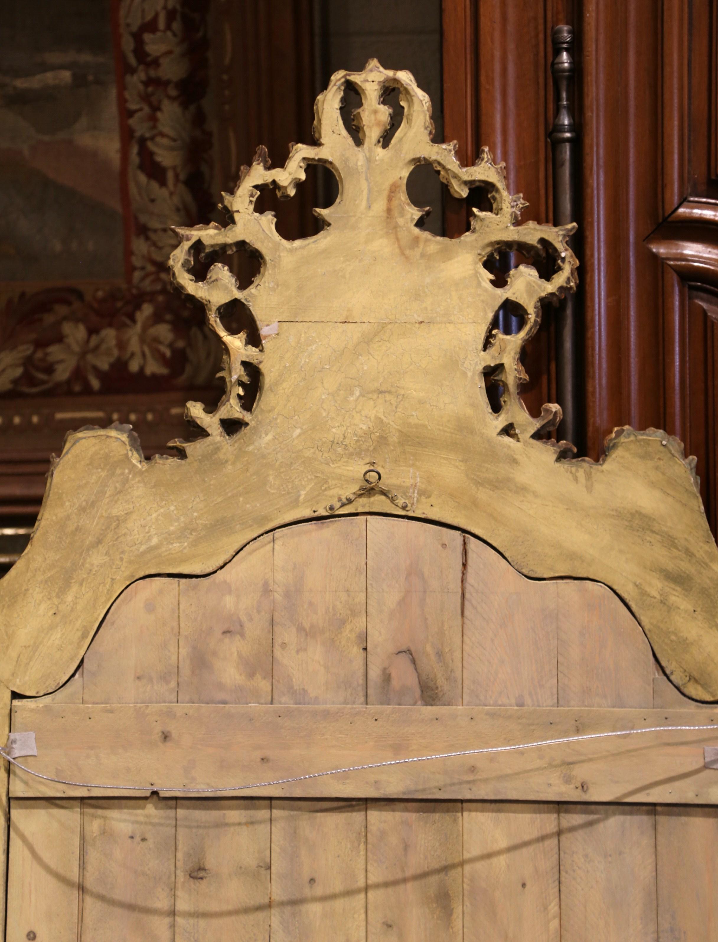 Legno dorato Specchio da parete rococò italiano del XIX secolo intagliato, in legno dorato e dipinto in vendita