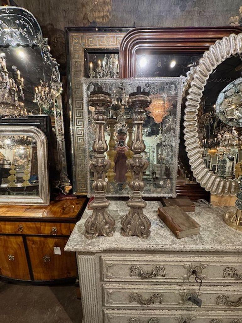 Bonito par de palos de altar de hoja de plata tallada del siglo XIX. Tienen unas tallas preciosas. ¡Un accesorio maravilloso! Alrededor de 1880
30h X 7w