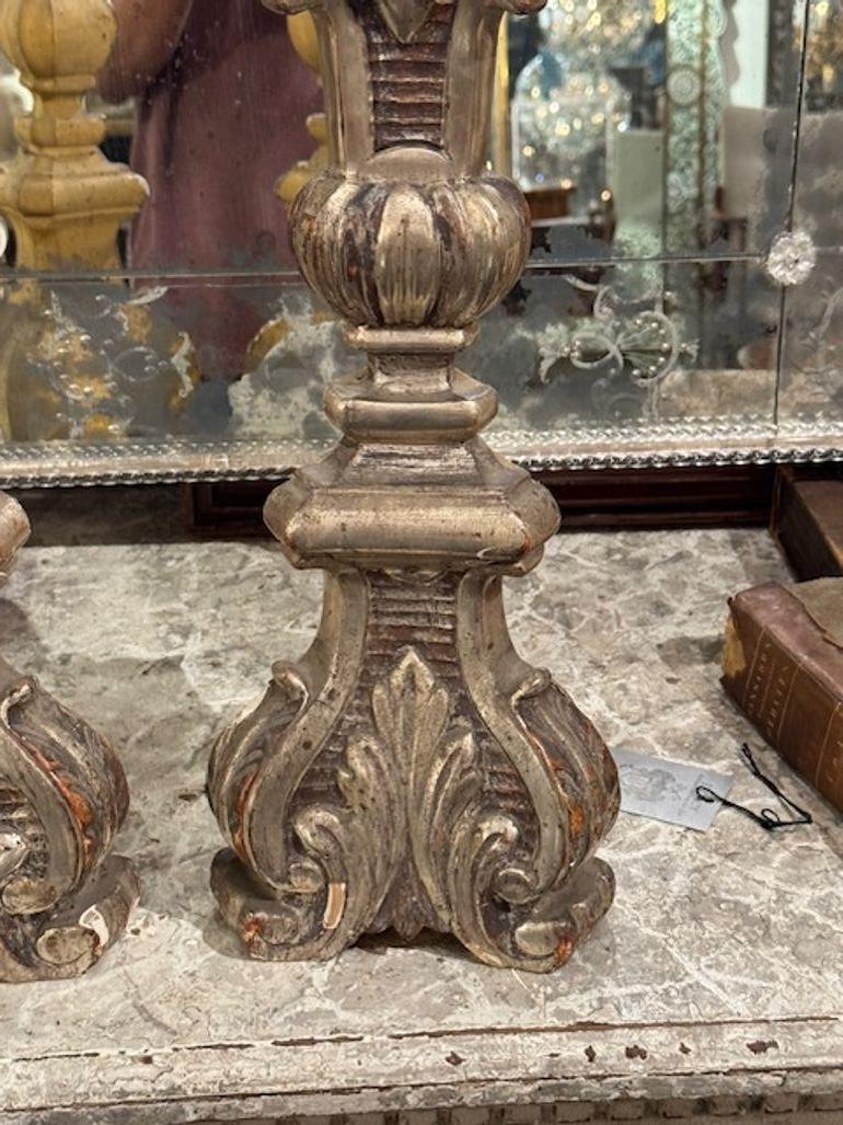 Palillos de altar de plata tallada italianos del siglo XIX Italiano en venta
