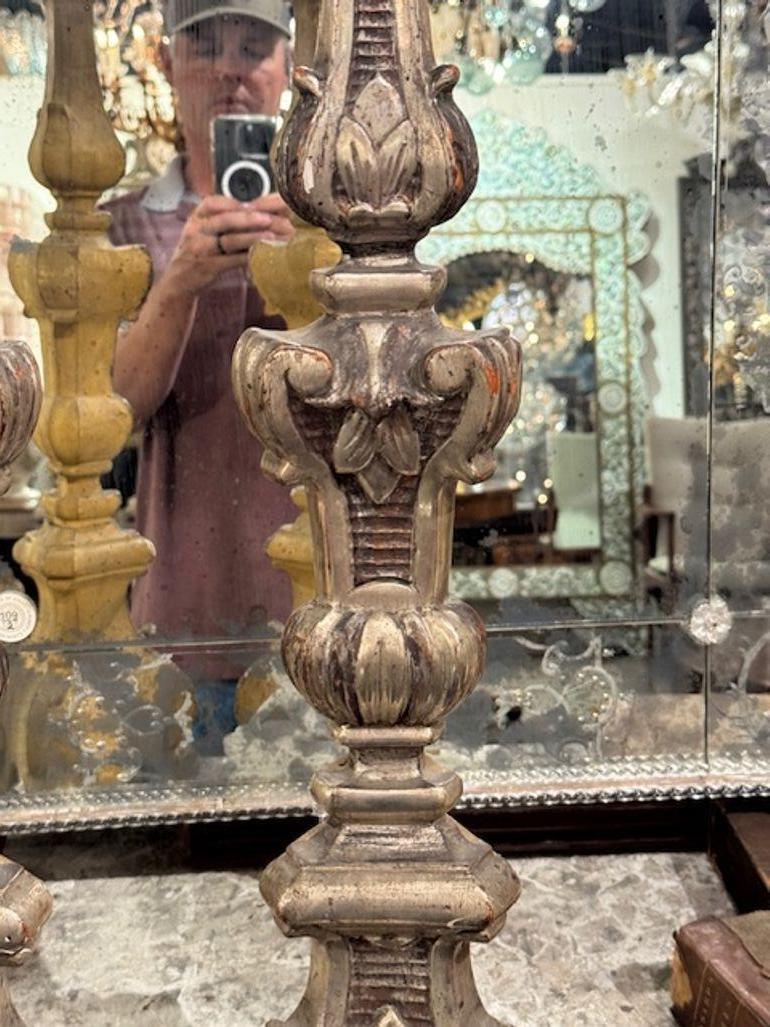 Palillos de altar de plata tallada italianos del siglo XIX Tallado en venta