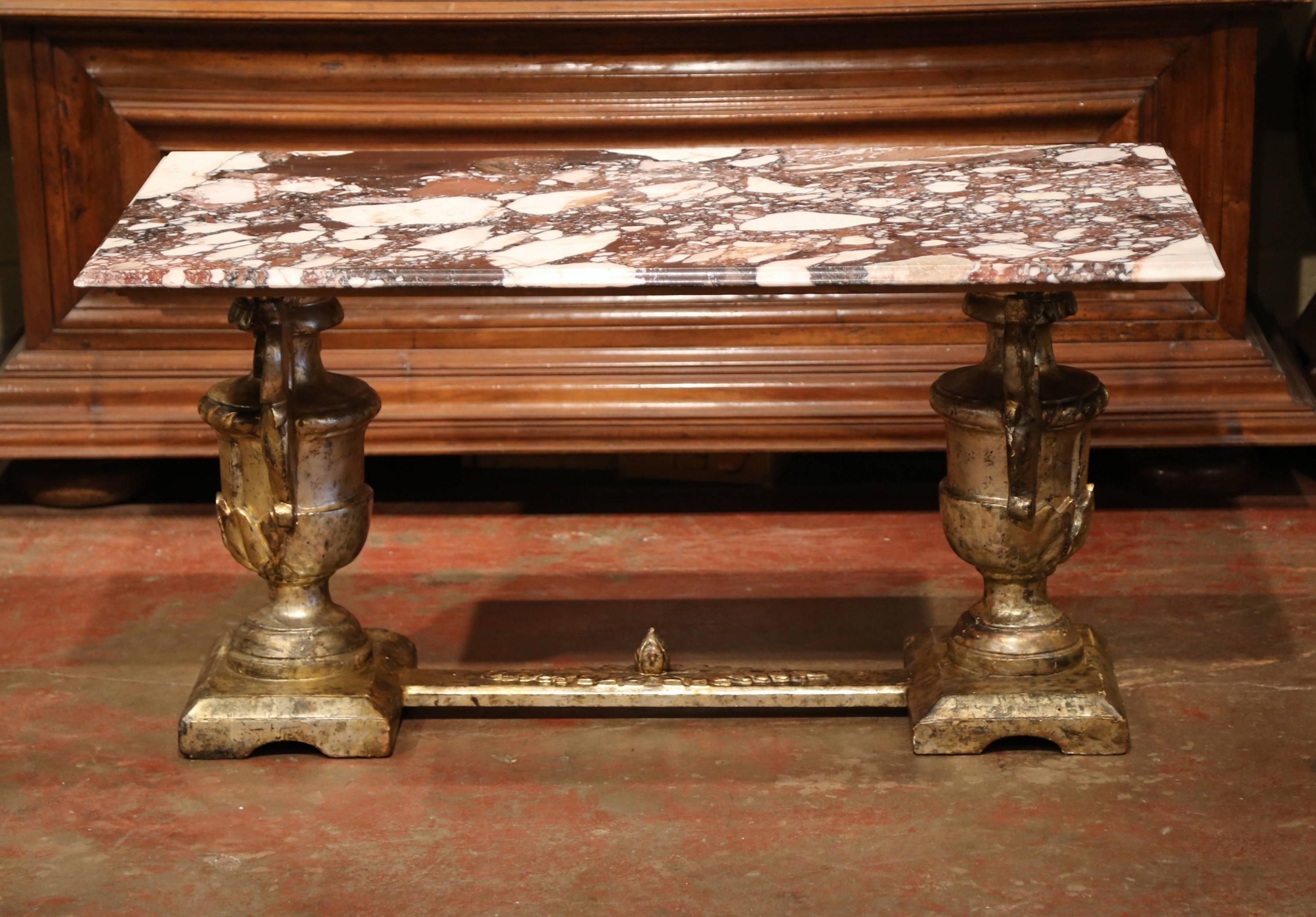 Romain classique table basse italienne du 19ème siècle:: sculptée de feuilles d'argent avec plateau en marbre en vente