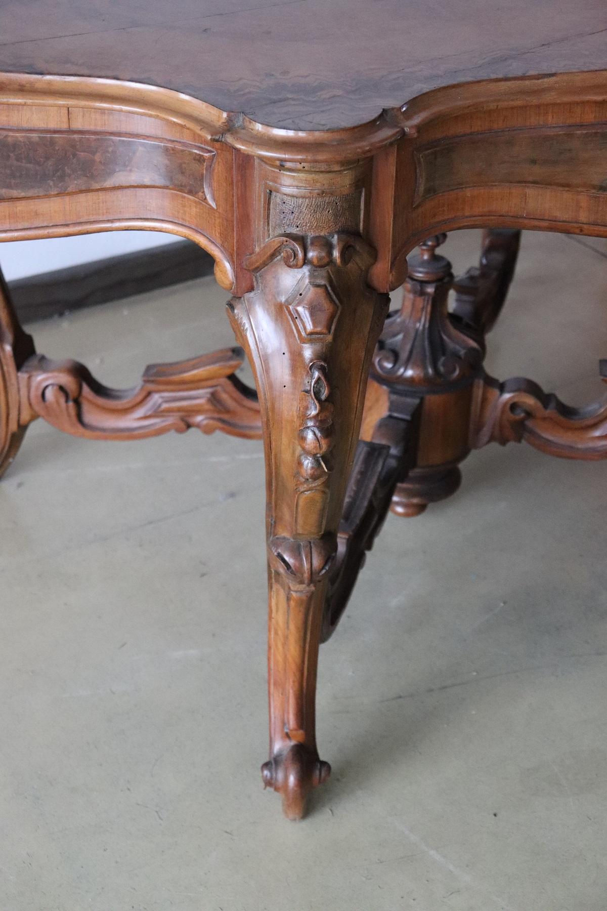 Beautiful important antique large center table, 1850s. The plan presents precious briar particular move line. The moved legs cross in the center and are in solid walnut finely carved in walnut wood. Please look at all the images to understand the