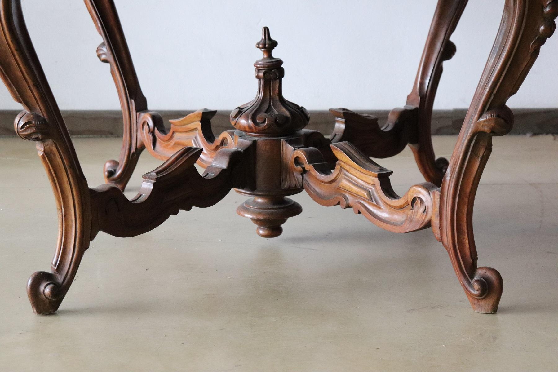 19th Century Italian Carved Walnut and Briar Large Center Table In Good Condition For Sale In Casale Monferrato, IT