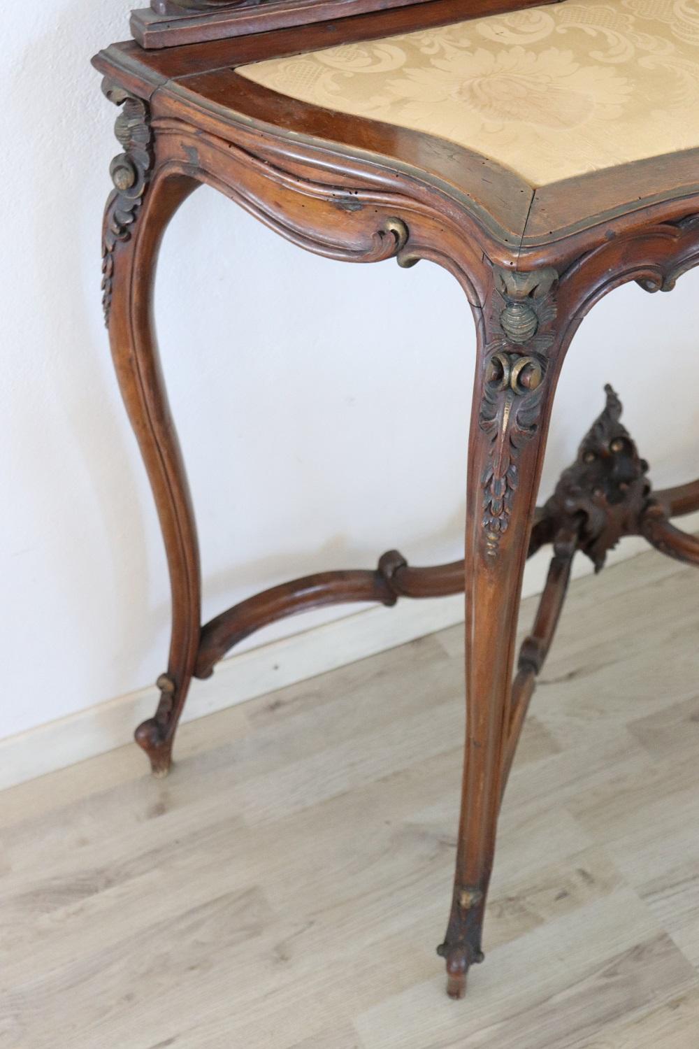Noyer Table console ancienne en noyer sculpté du 19e siècle avec miroir en vente