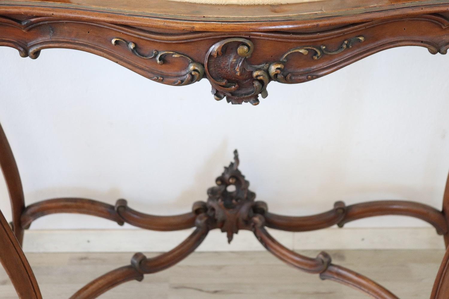 Table console ancienne en noyer sculpté du 19e siècle avec miroir en vente 1