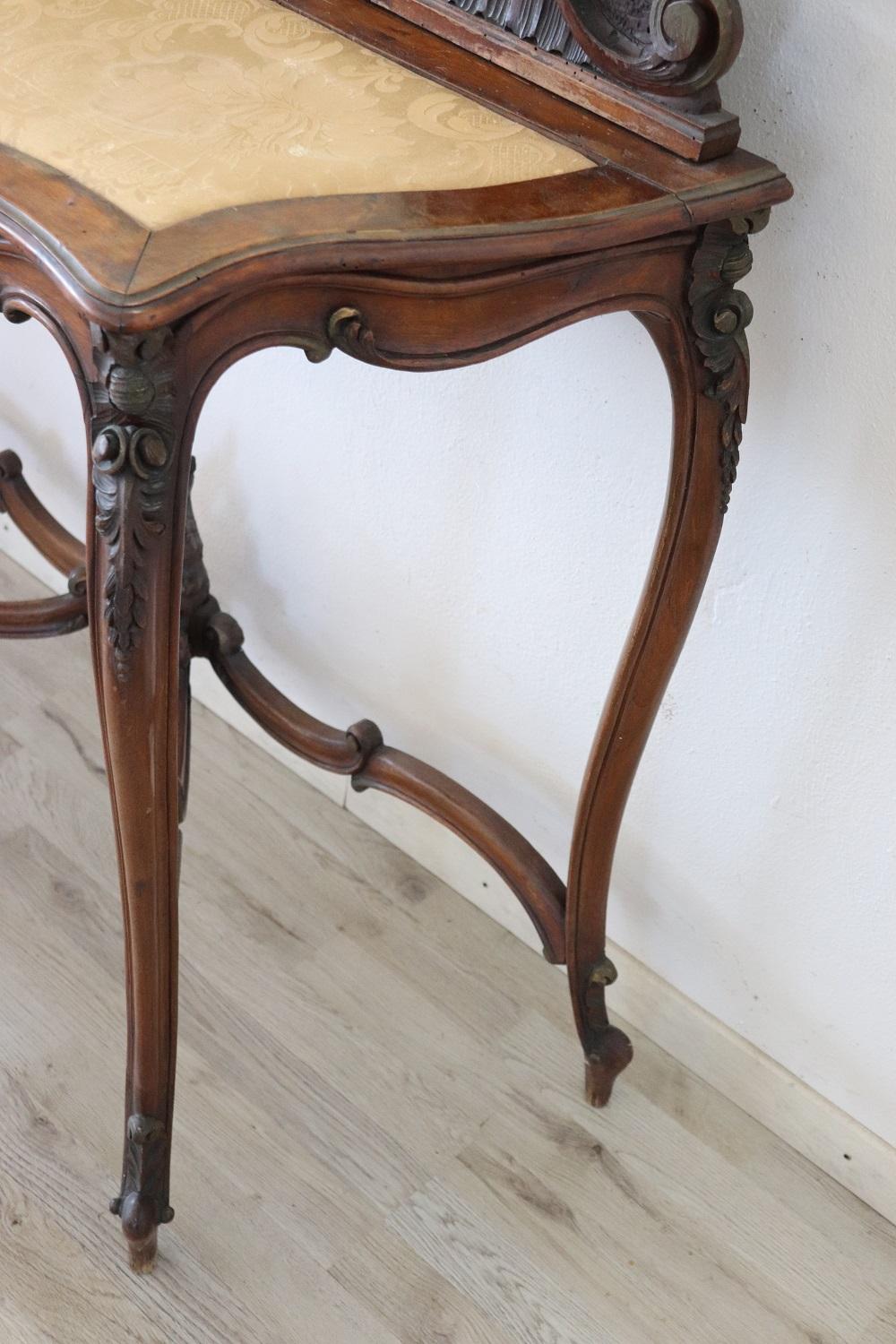 Table console ancienne en noyer sculpté du 19e siècle avec miroir en vente 2