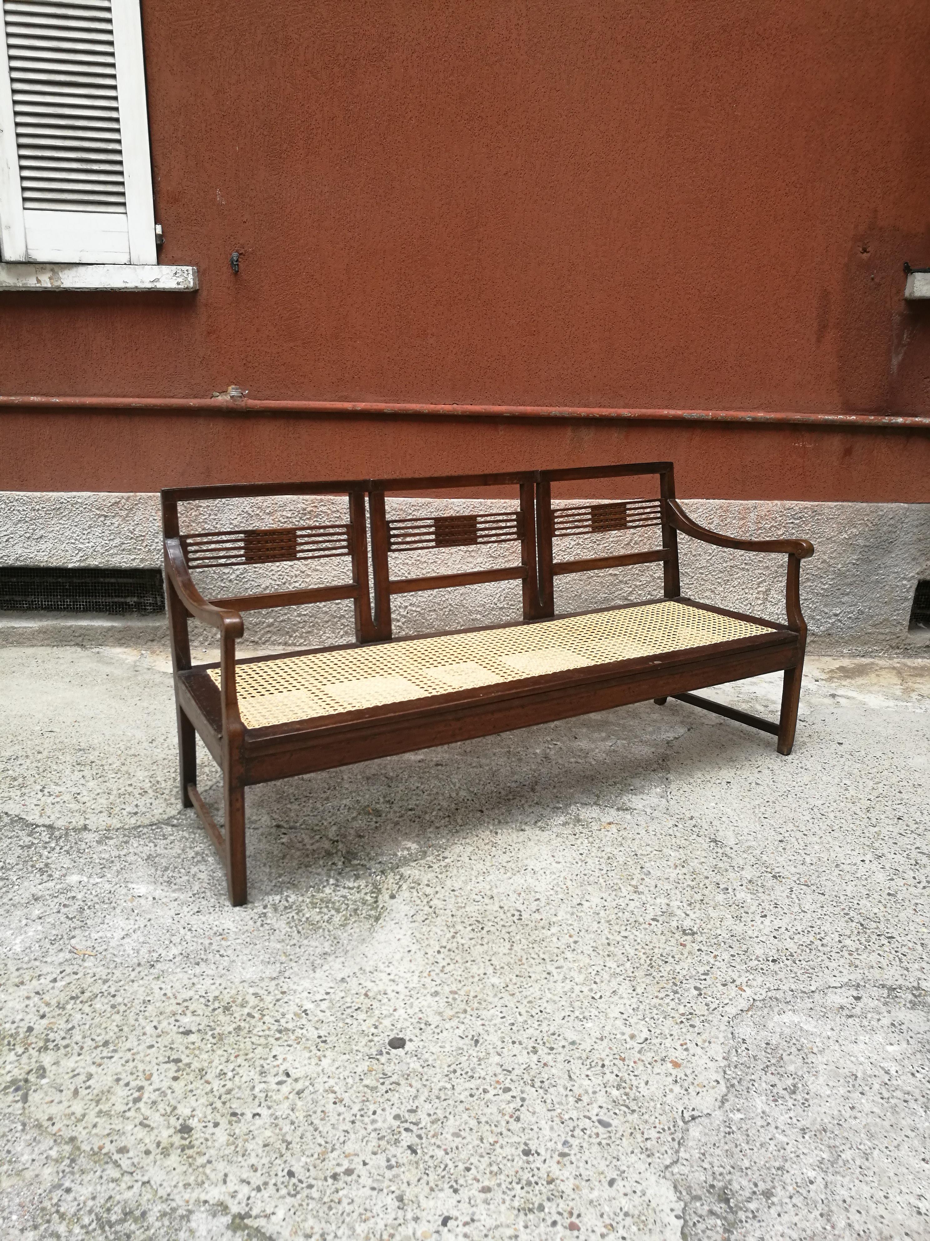 19th Century Italian Carved Walnut Bench with Vienna Straw, 1890s In Good Condition In MIlano, IT